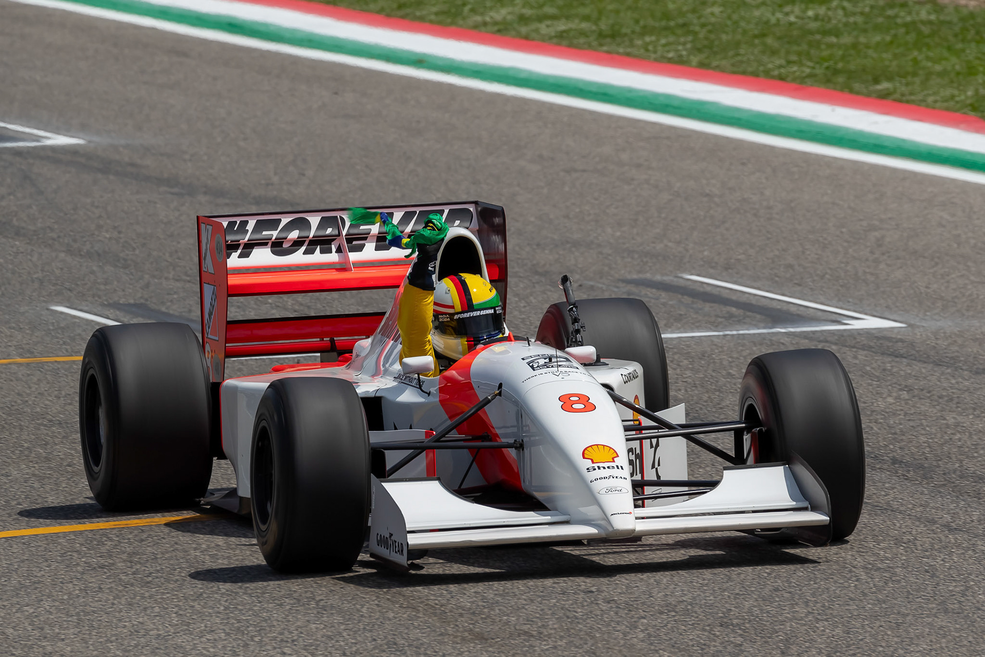 Sebastian Vettel in Ayrton Senna´s McLaren MP4/8 aus dem Jahr 1993; F1 GP Imola / Italien Sonntag, 19.05.2024