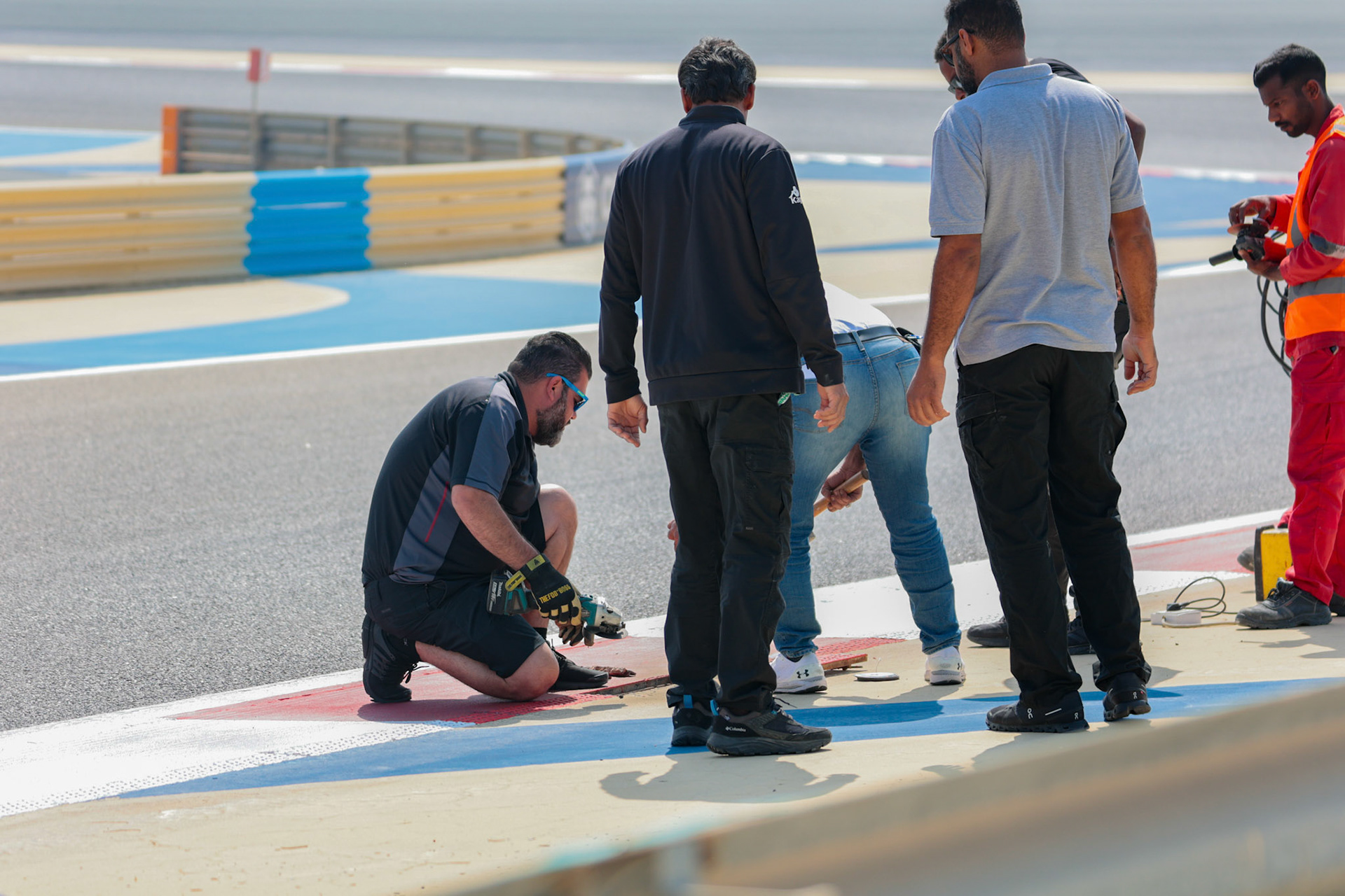 Streckenreparatur in Bahrain; Formel 1 Pre-Season Tests Bahrain. Freitag, 23.02.2024