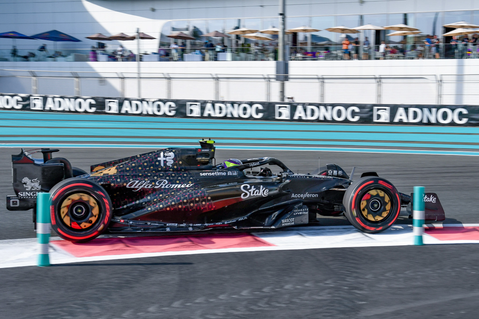 Guanyu Zhou (CHN) Alfa Romeo F1 Team;Formel 1 GP Abu Dhabi. Samstag 25.11.2023