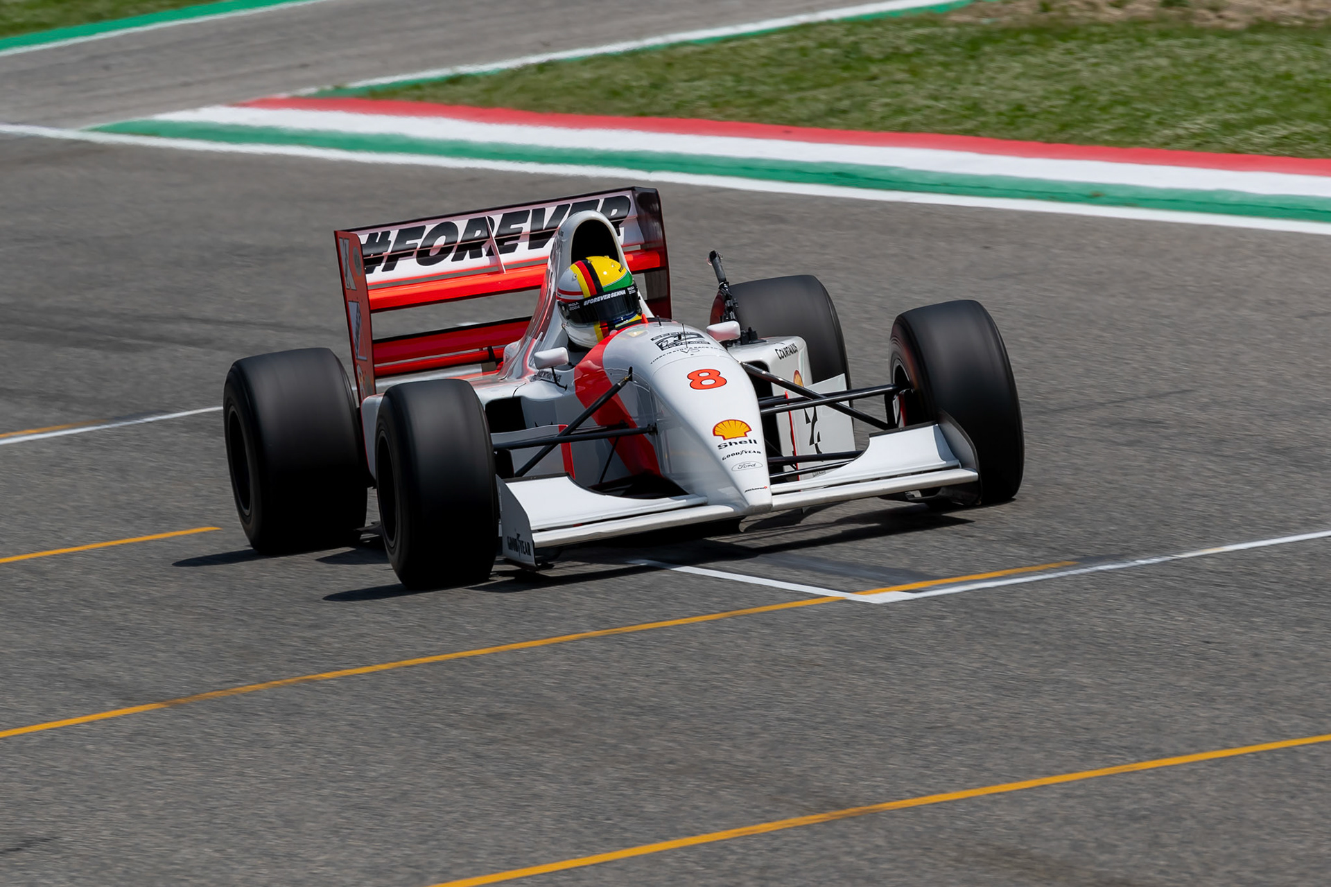 Sebastian Vettel in Ayrton Senna´s McLaren MP4/8 aus dem Jahr 1993; F1 GP Imola / Italien Sonntag, 19.05.2024