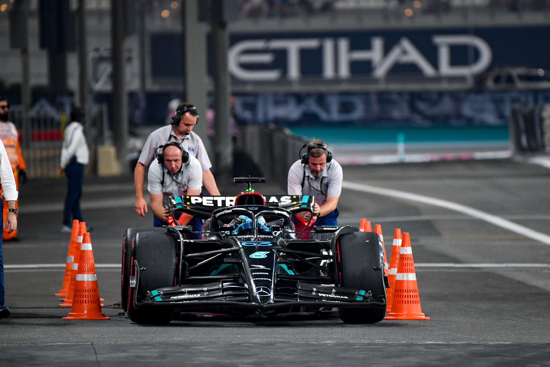 George Russell (GBR) Mercedes AMG F1 Team; Formel 1 GP Abu Dhabi. Freitag 24.11.2023