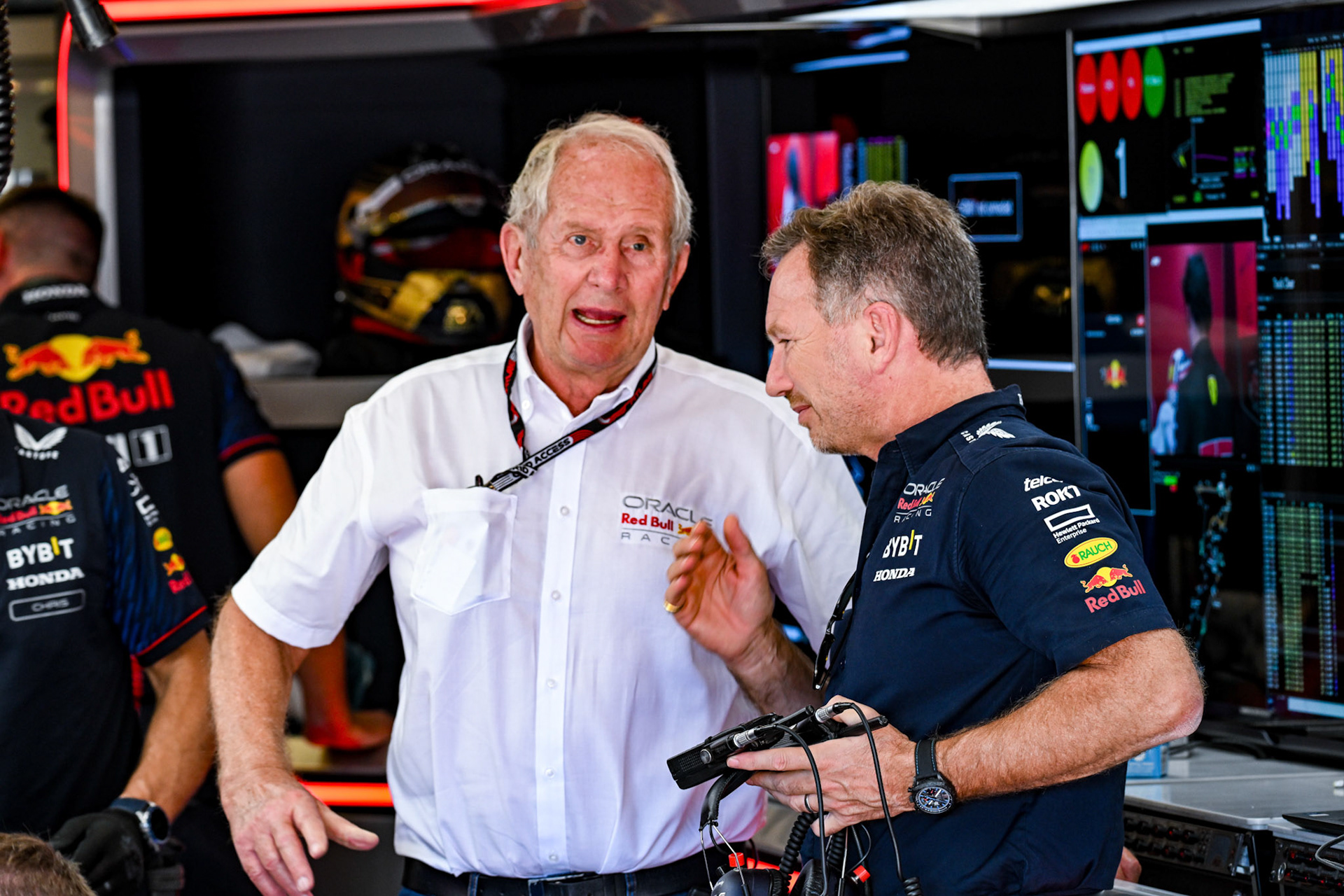 Christian Horner und Dr. Helmut Marko diskutieren, Red Bull Racing; Formel 1 GP USA Austin Texas. Samstag 21.10.2023