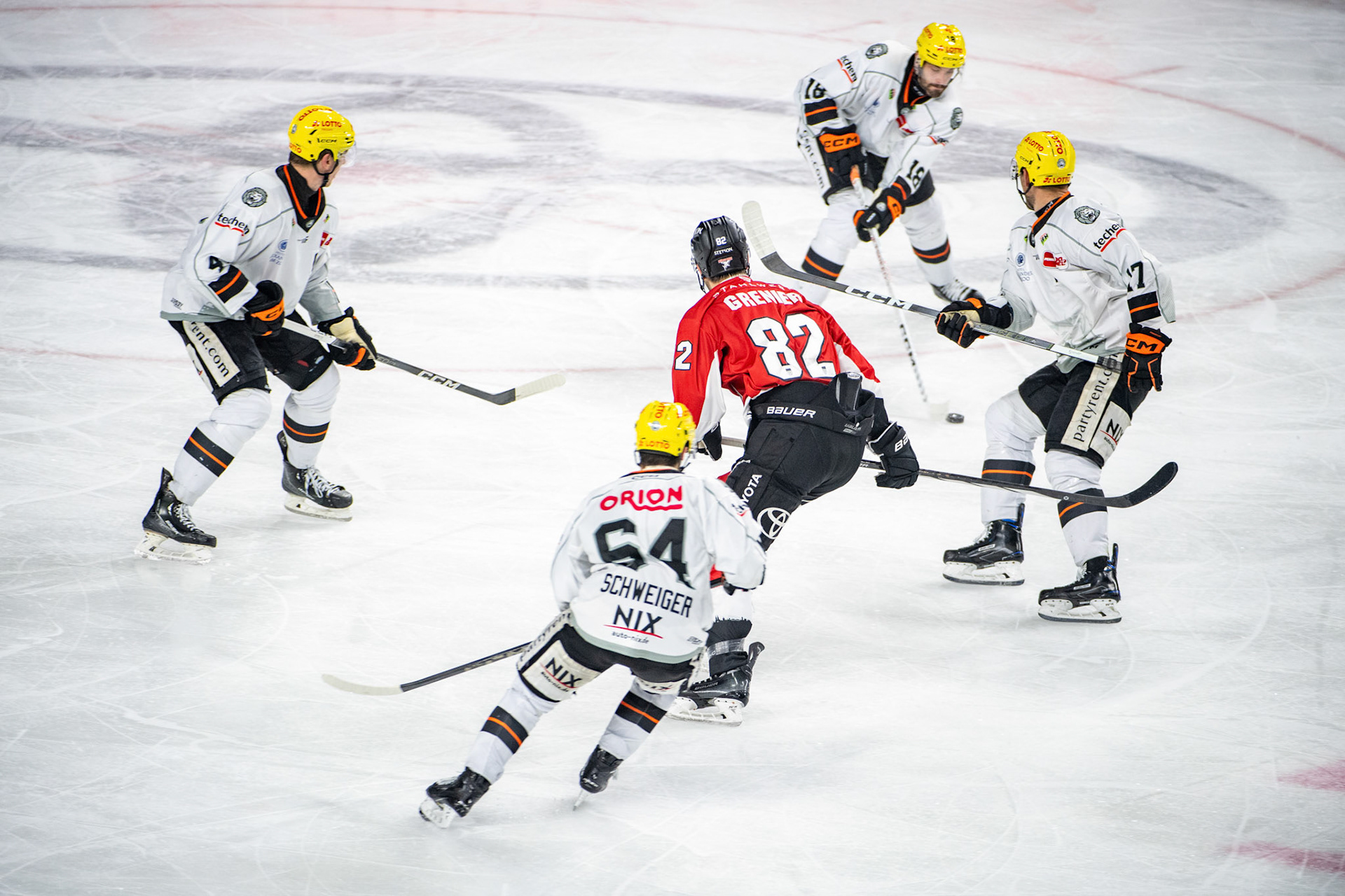 Alexandre Grenier eingekreist von den Frankfurter Löwen; DEL Kölner Haie - Frankfurter Löwen, 16.02.2024
