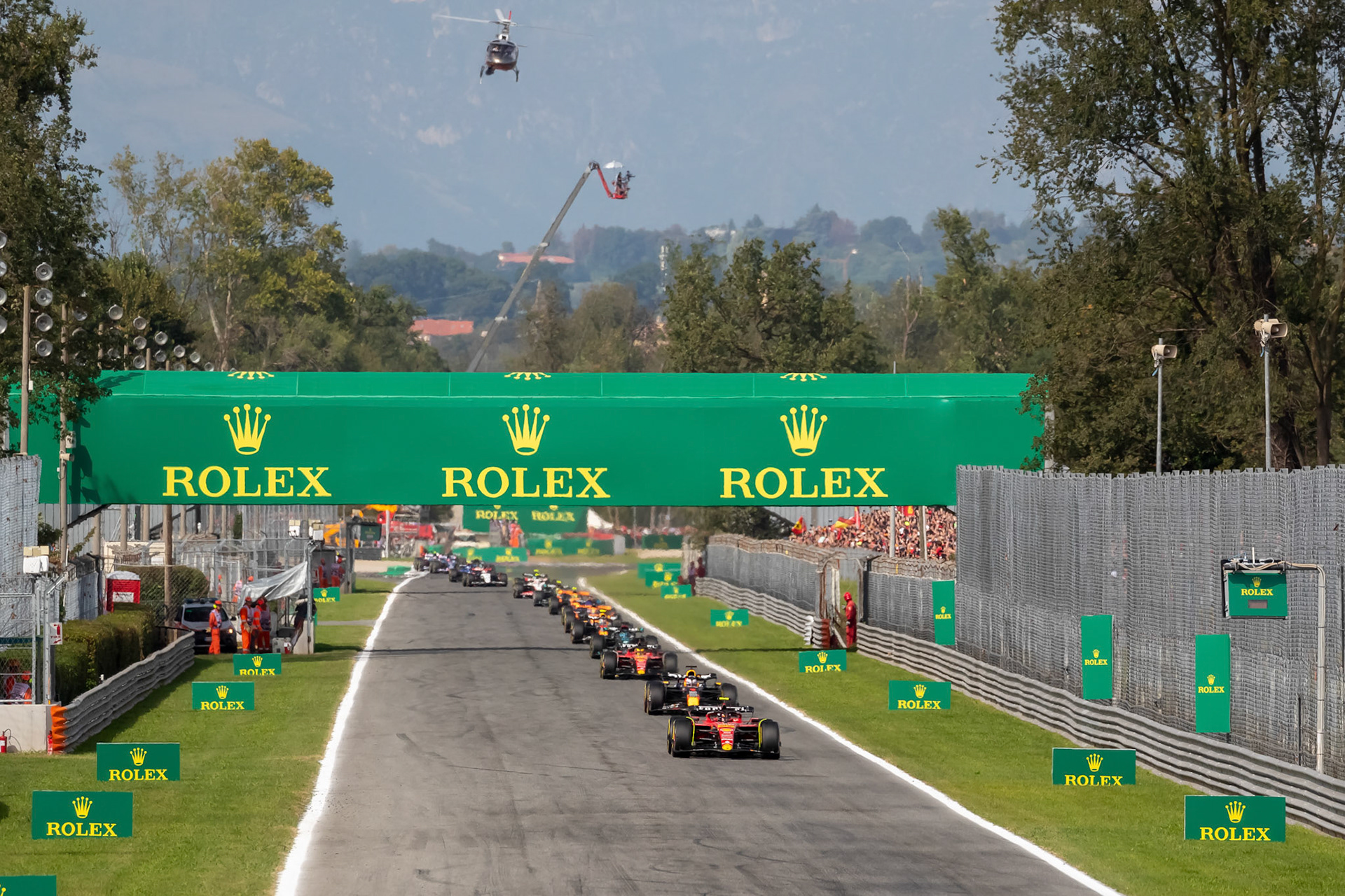 Rennstart, Carlos Sainz fuehrt das Renenn an; Formel 1 GP Italien / Monza. Sonntag, 03.09.2023