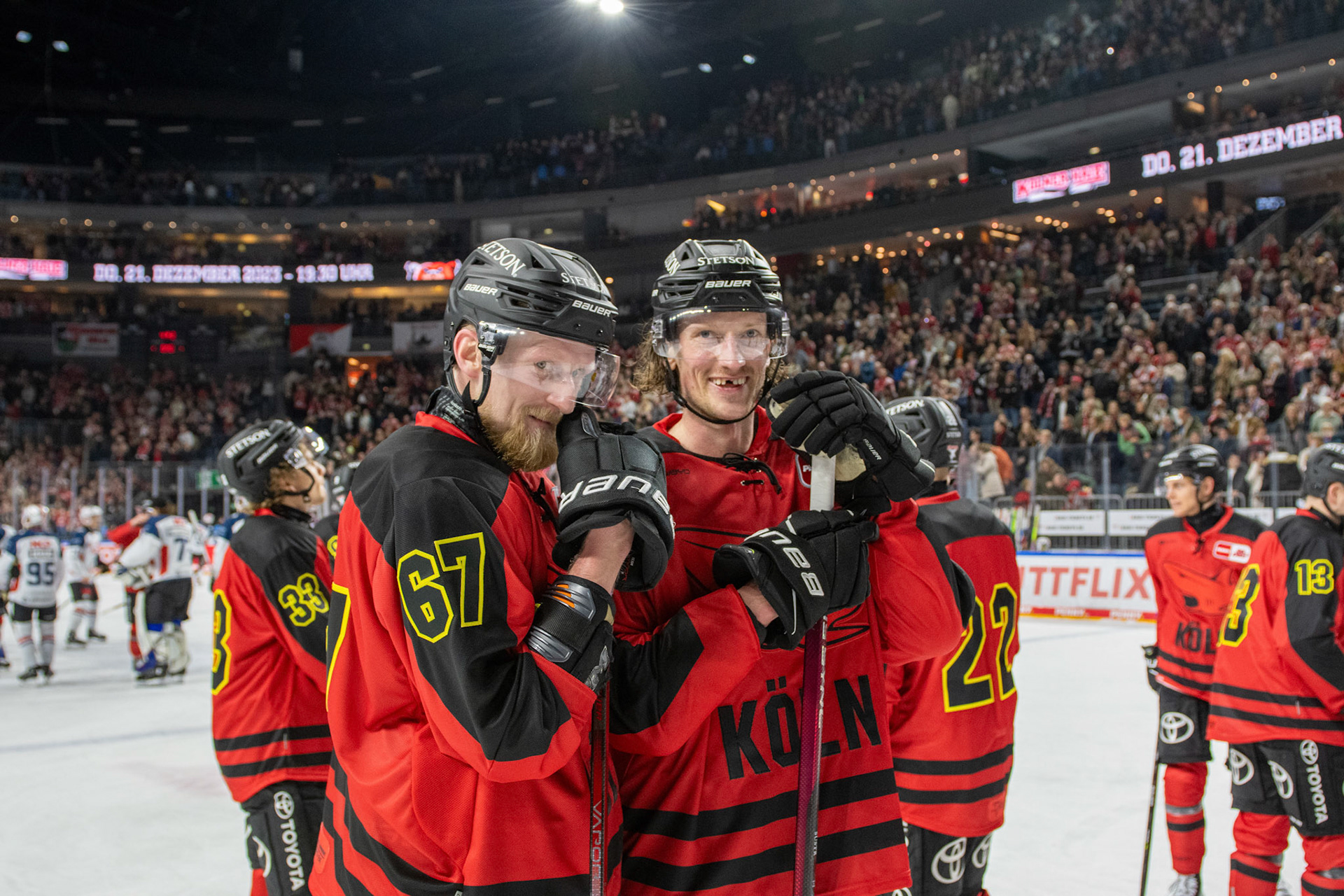 Stanislav Dietz und Andrej Sustr; DEL Kölner Haie - Nürnberg Ice Tigers, 17.12.2023