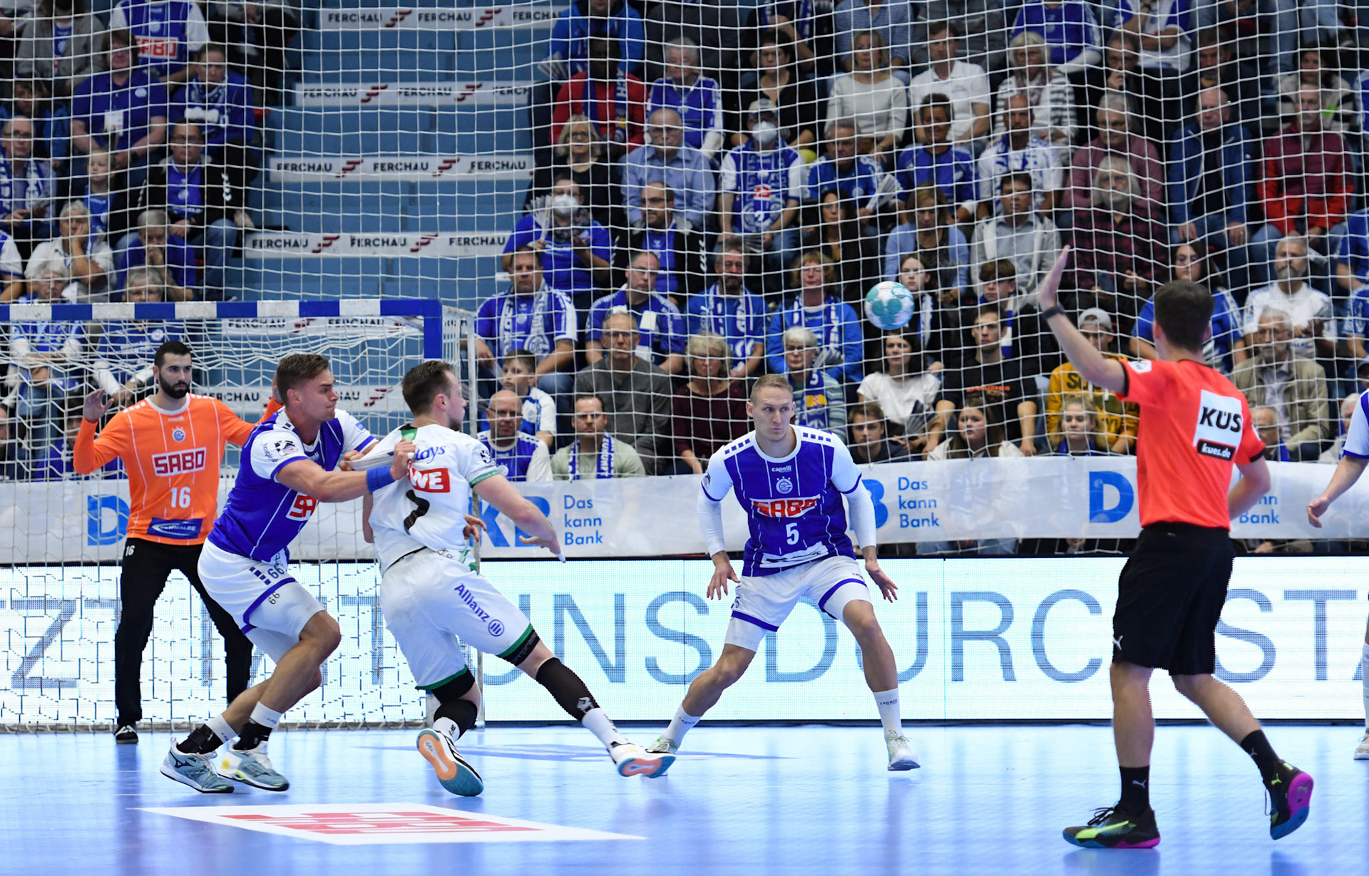 Luca Witzke #7;  Handball Bundesliga; VfL Gummersbach - SCDHFK Leipzig 09.10.2022