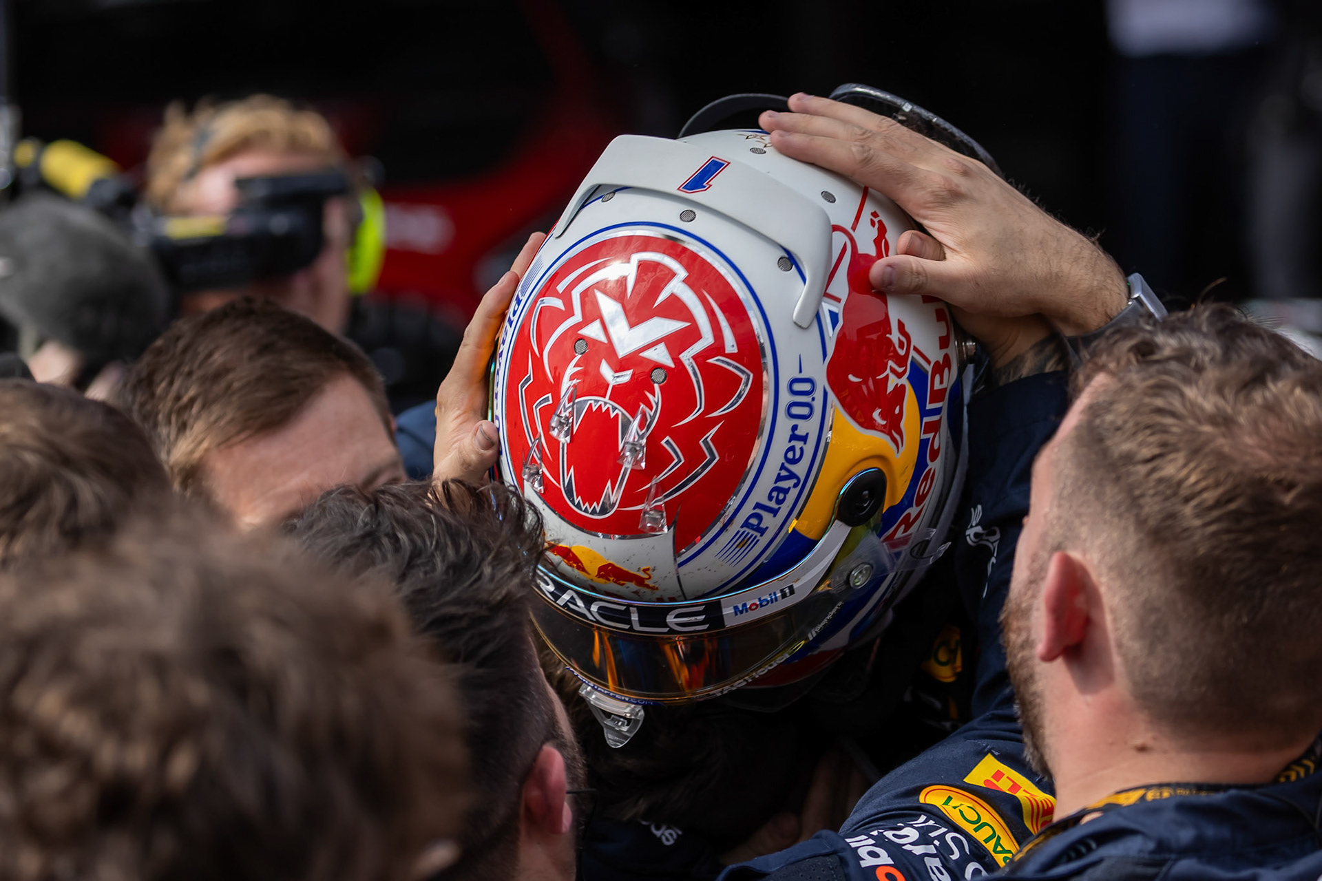 Max Verstappen #1, Oracle Red Bull Racing bejubelt seinen Sieg in Imola; F1 GP Imola / Italien Sonntag, 19.05.2024