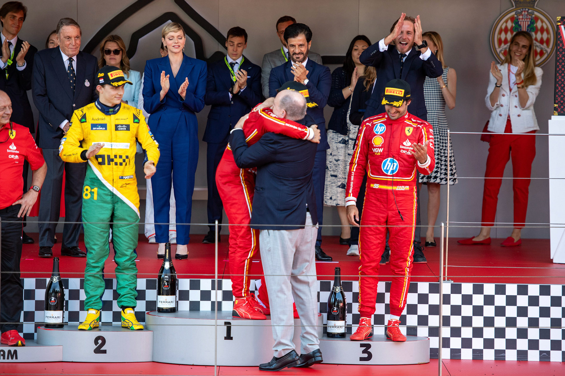Fürst Albert II. von Monaco gratuliert Charles Leclerc #16, Scuderia Ferrari zum Sieg. Frederic Vasseur, Teamchef Scuderia Ferrari und Oscar Piastri #81, McLaren Formula 1 Team und Carlos Sainz #55, Scuderia Ferrari und Charlène von Monaco; Formel1 GP Monaco Sonntag, 26.05.2024