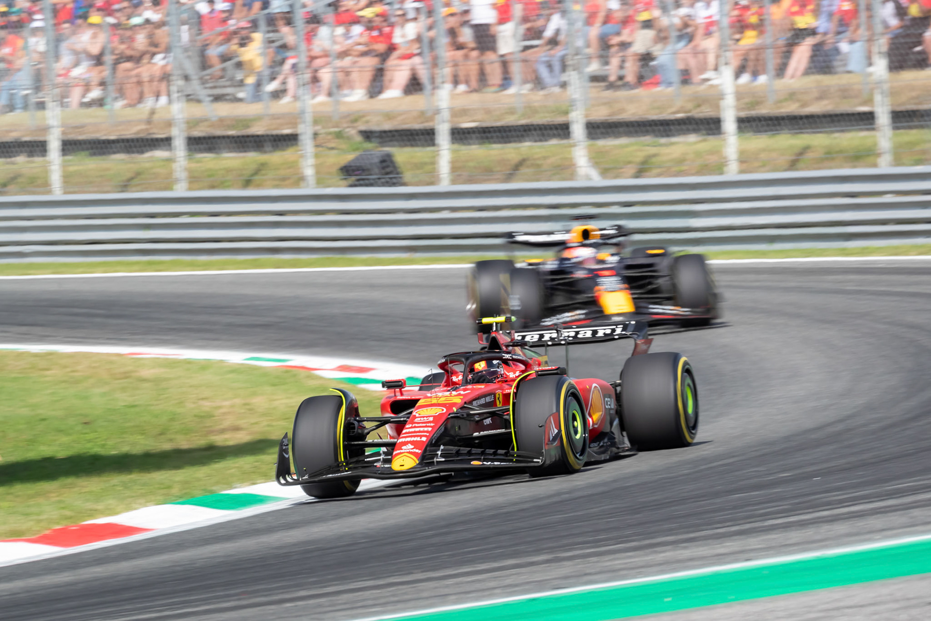 Carlos Sainz (ESP) Scuderia Ferrari fuehrt vor Max Verstappen; Formel 1 GP Italien / Monza. Sonntag, 03.09.2023
