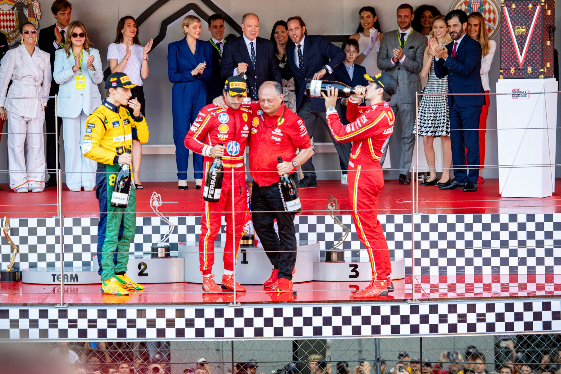 Charles Leclerc #16, Scuderia Ferrari und Carlos Sainz #55, Scuderia Ferrari und Oscar Piastri #81, McLaren Formula 1 Team auf dem Podium. Fürst Albert II. von Monaco und Charlène von Monaco und Mohammed bin Sulayem, Präsident der FIA; Formel1 GP Monaco Sonntag, 26.05.2024