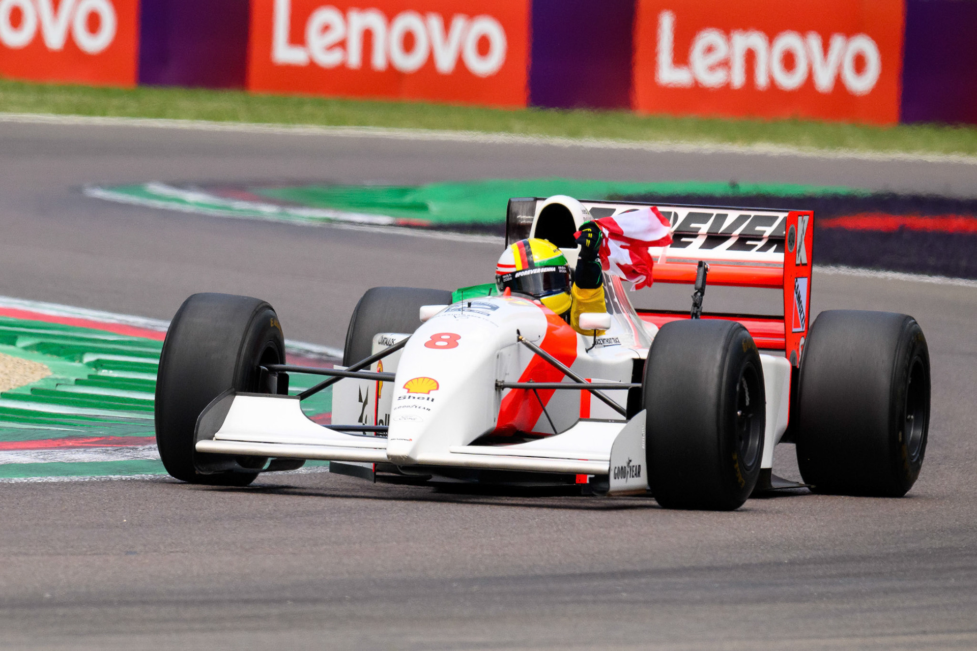 Sebastian Vettel in Ayrton Sennas McLaren MP4/8 aus dem Jahr 1993; F1 GP Imola / Italien Sonntag, 19.05.2024