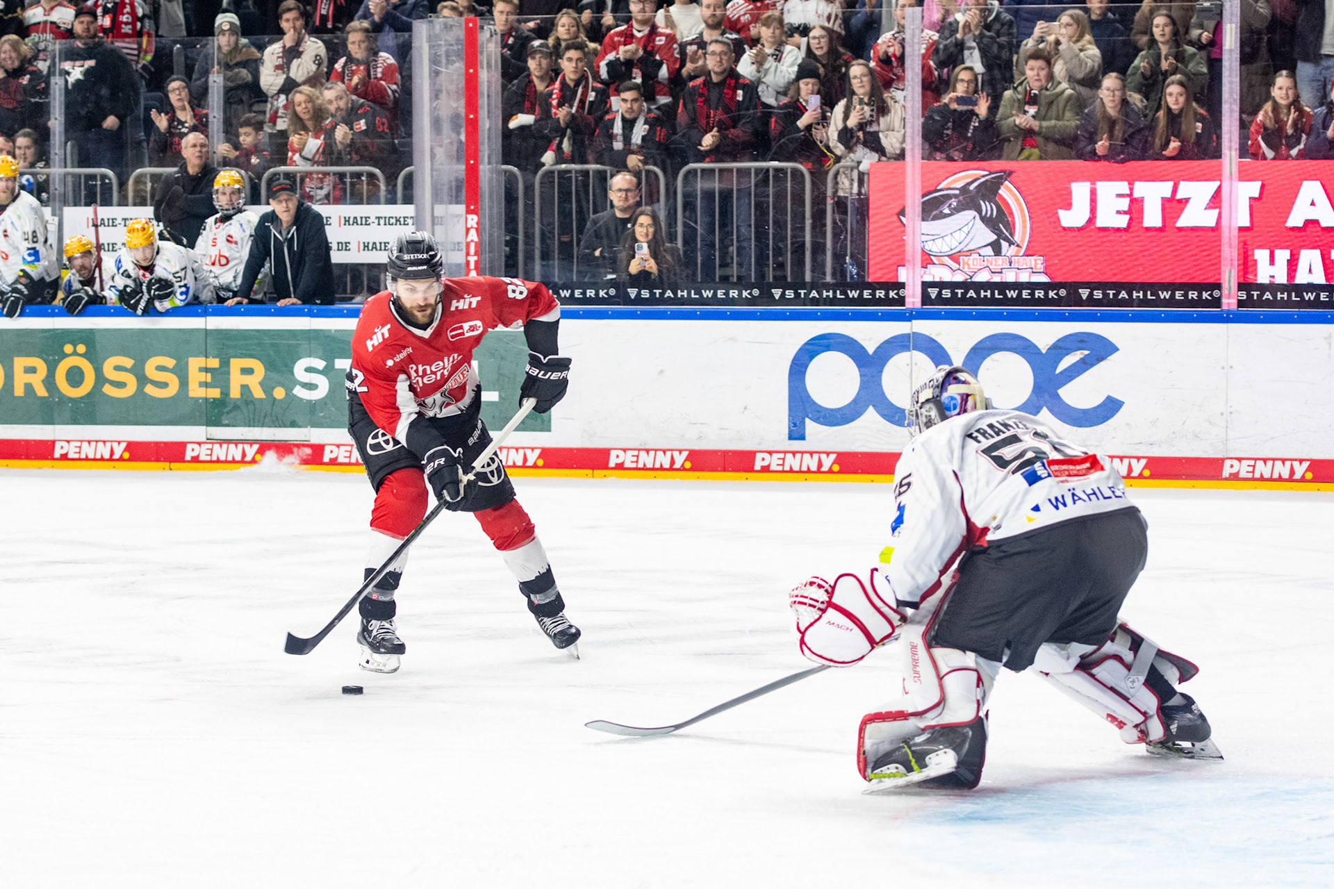 Alexandre Grenier beim Penalty gegen Maximilian Franzreb; DEL Kölner Haie - Fishtown Pinguins Bremerhaven, 30.01.2024