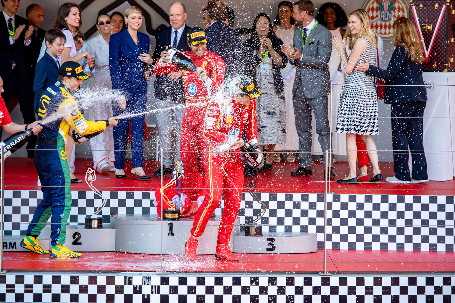 Charles Leclerc #16, Scuderia Ferrari und Carlos Sainz #55, Scuderia Ferrari und Oscar Piastri #81, McLaren Formula 1 Team auf dem Podium; Formel1 GP Monaco Sonntag, 26.05.2024