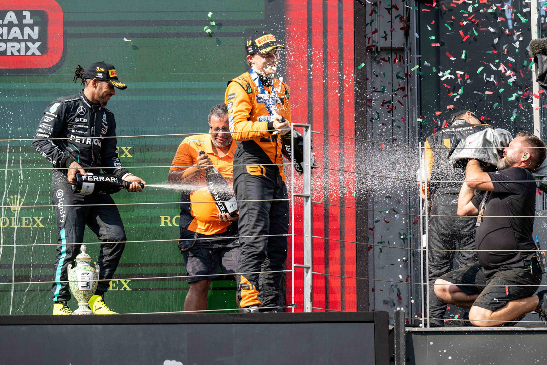 Lewis Hamilton #44, Mercedes-AMG Petronas F1 Team und Oscar Piastri #81, McLaren Formula 1 Team und Lando Norris #4, McLaren Formula 1 Team auf dem Podium.;Formel 1 Budapest / Ungarn