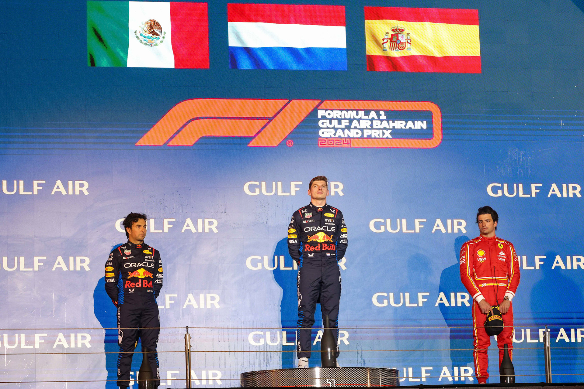 Podium in Bahrian mit: Sergio Perez #11, Oracle Red Bull Racing, Max Verstappen #1, Oracle Red Bull Racing, Carlos Sainz #55, Scuderia Ferrari; Formel 1 GP Bahrain. Samstag 02.03.2024