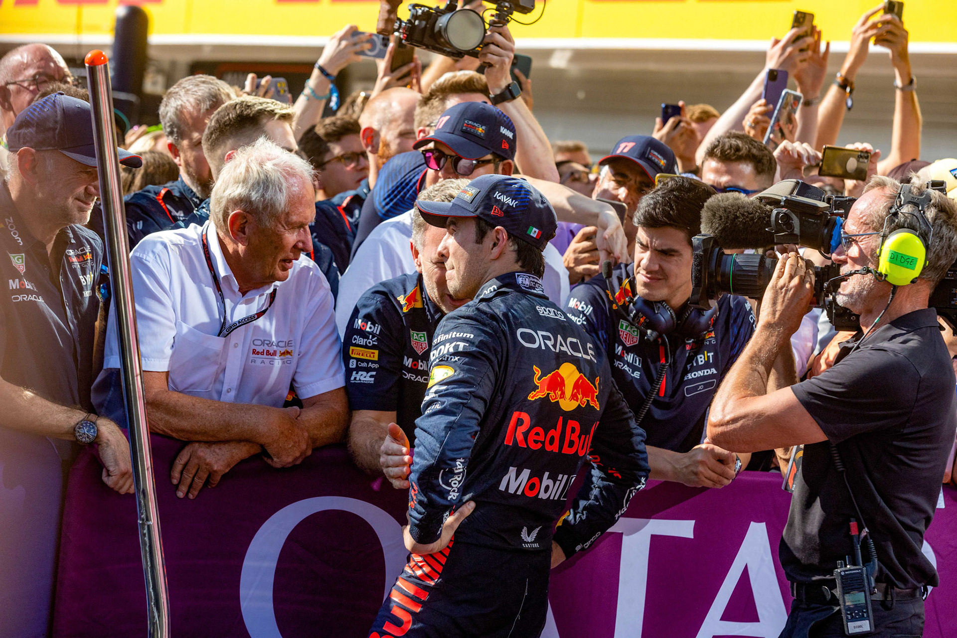Sergio Perez (MEX) und Dr. Helmut Marko, Red Bull Racing; Formel 1 GP Budapest / Ungarn. Sonntag, 23.07.2023