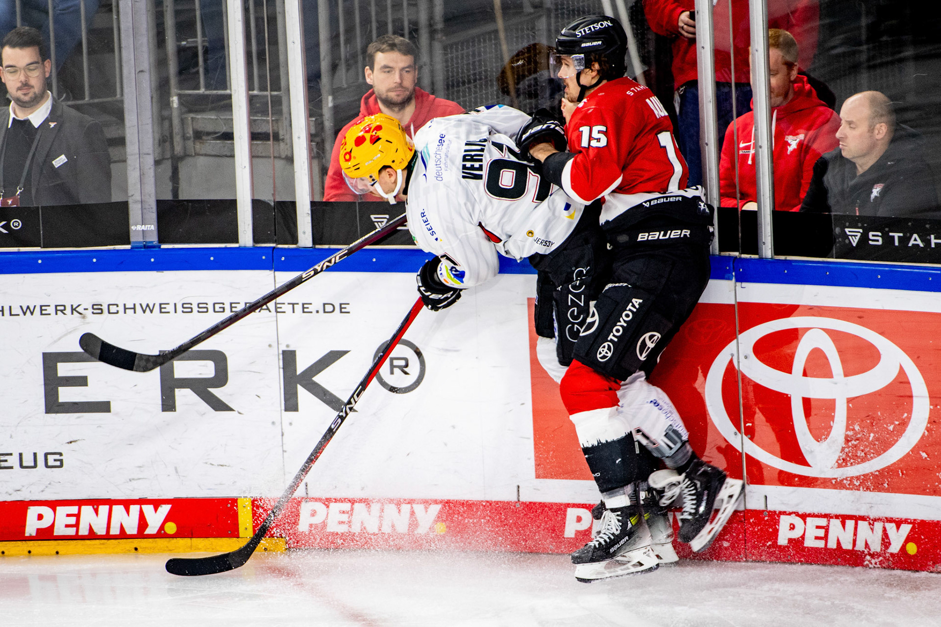 Miha Verlic im Zweikampf mit Louis Marc Aubry; DEL Kölner Haie - Fishtown Pinguins Bremerhaven, 30.01.2024
