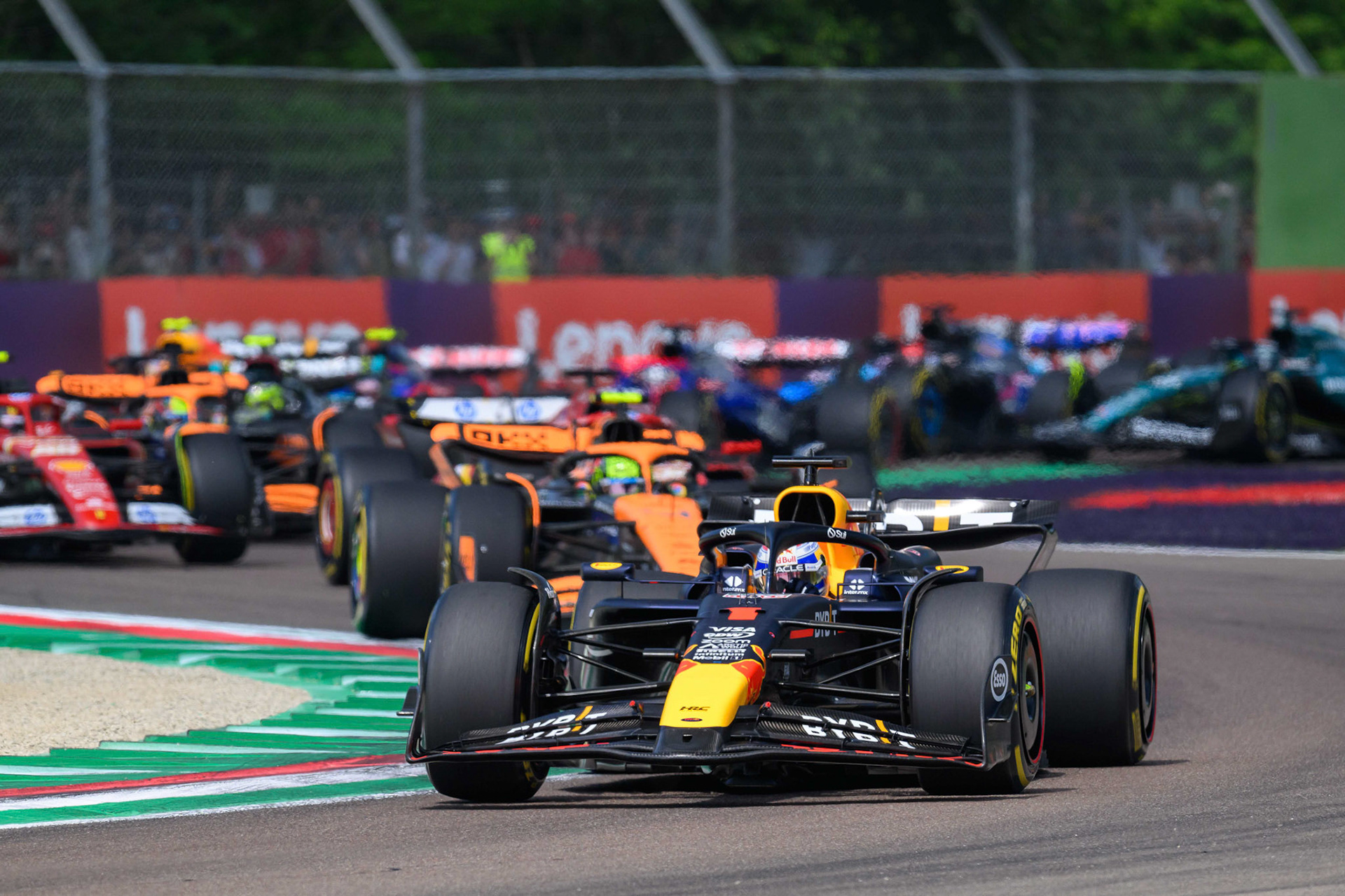 Max Verstappen #1, Oracle Red Bull Racing und Lando Norris #4, McLaren Formula 1 Team beim Rennstart; F1 GP Imola / Italien Sonntag, 19.05.2024