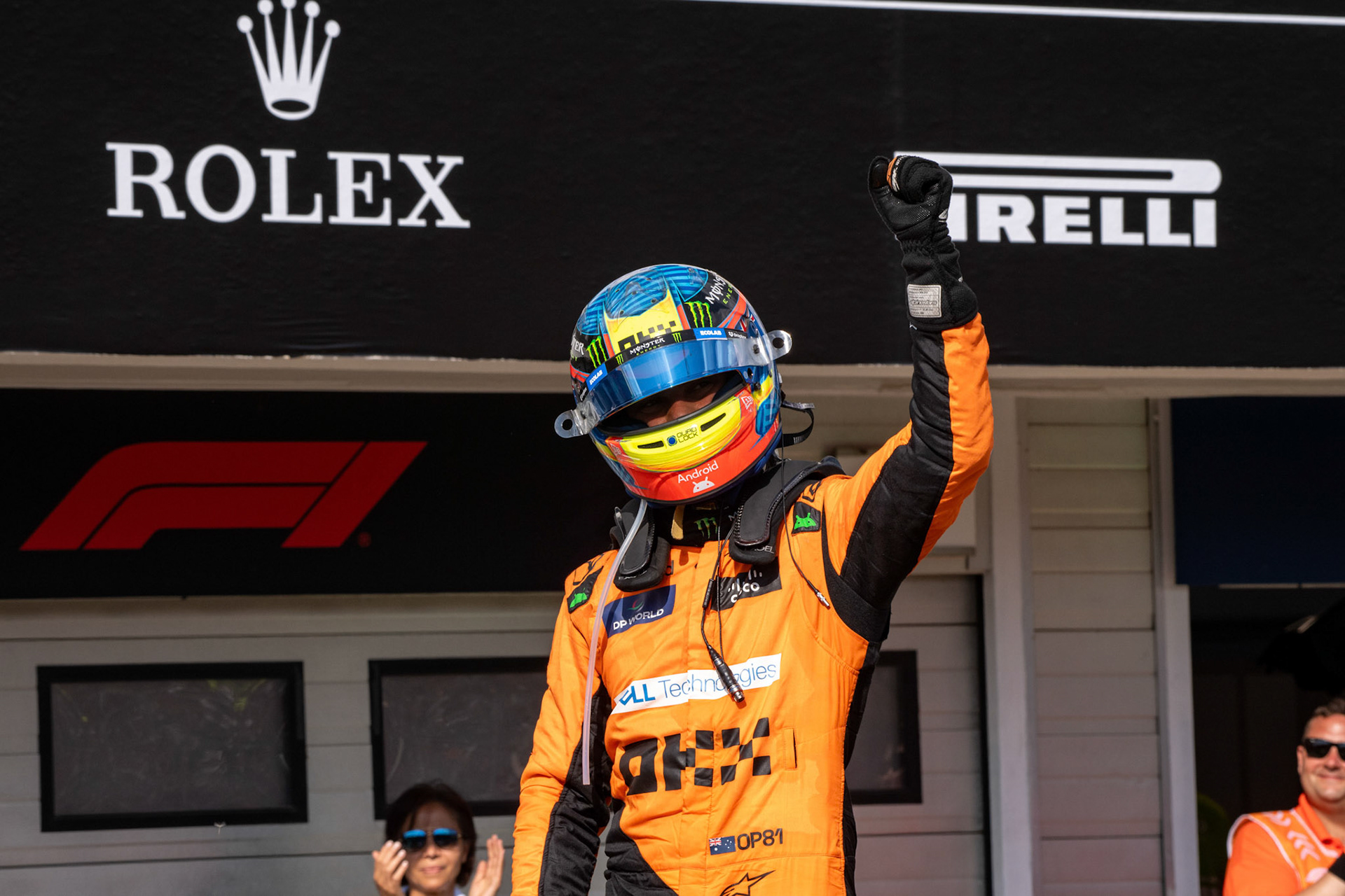 Oscar Piastri #81, McLaren Formula 1 Team beim Siegesjubel;Formel 1 Budapest / Ungarn