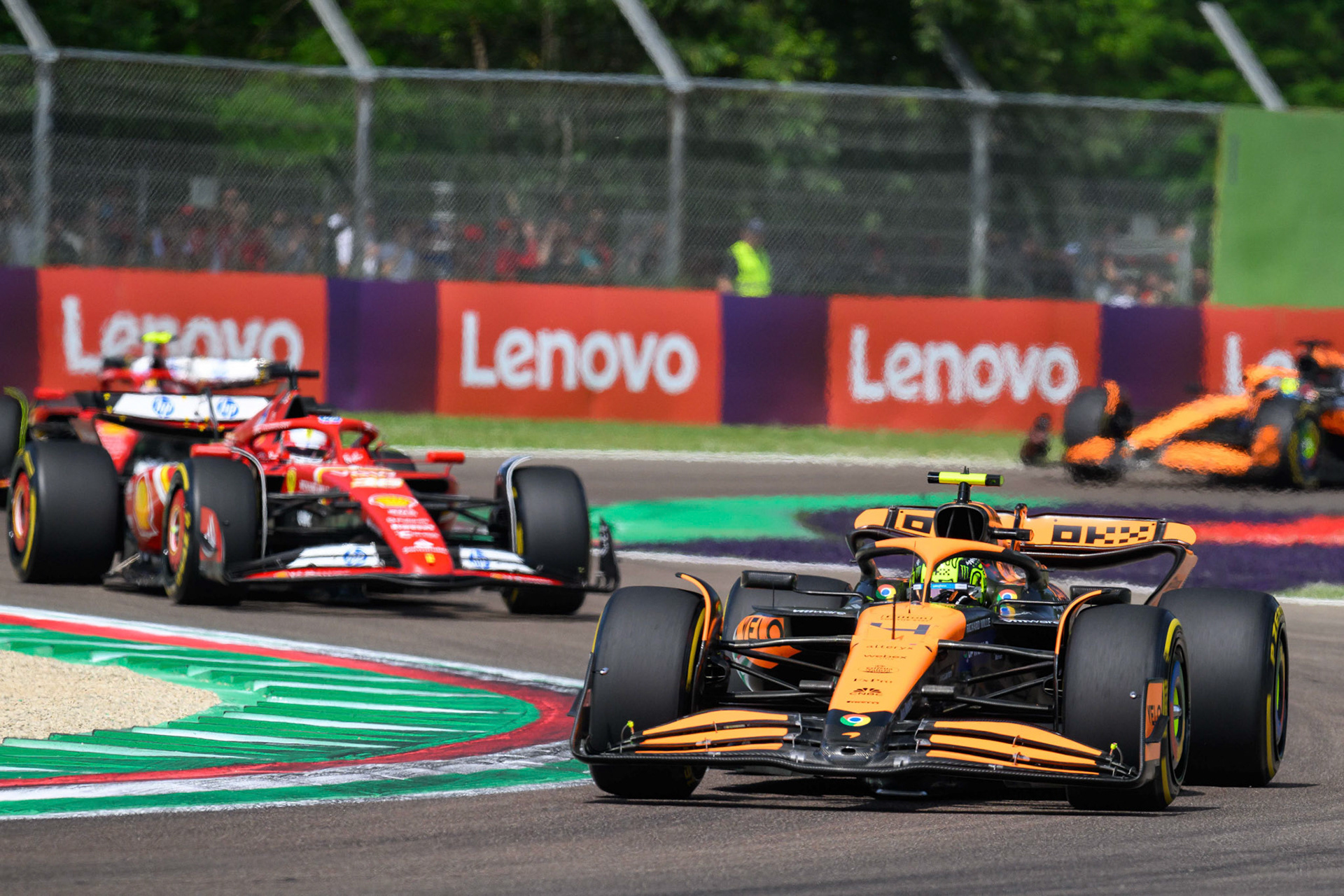 Lando Norris #4, McLaren Formula 1 Team und Charles Leclerc #16, Scuderia Ferrari; F1 GP Imola / Italien Sonntag, 19.05.2024