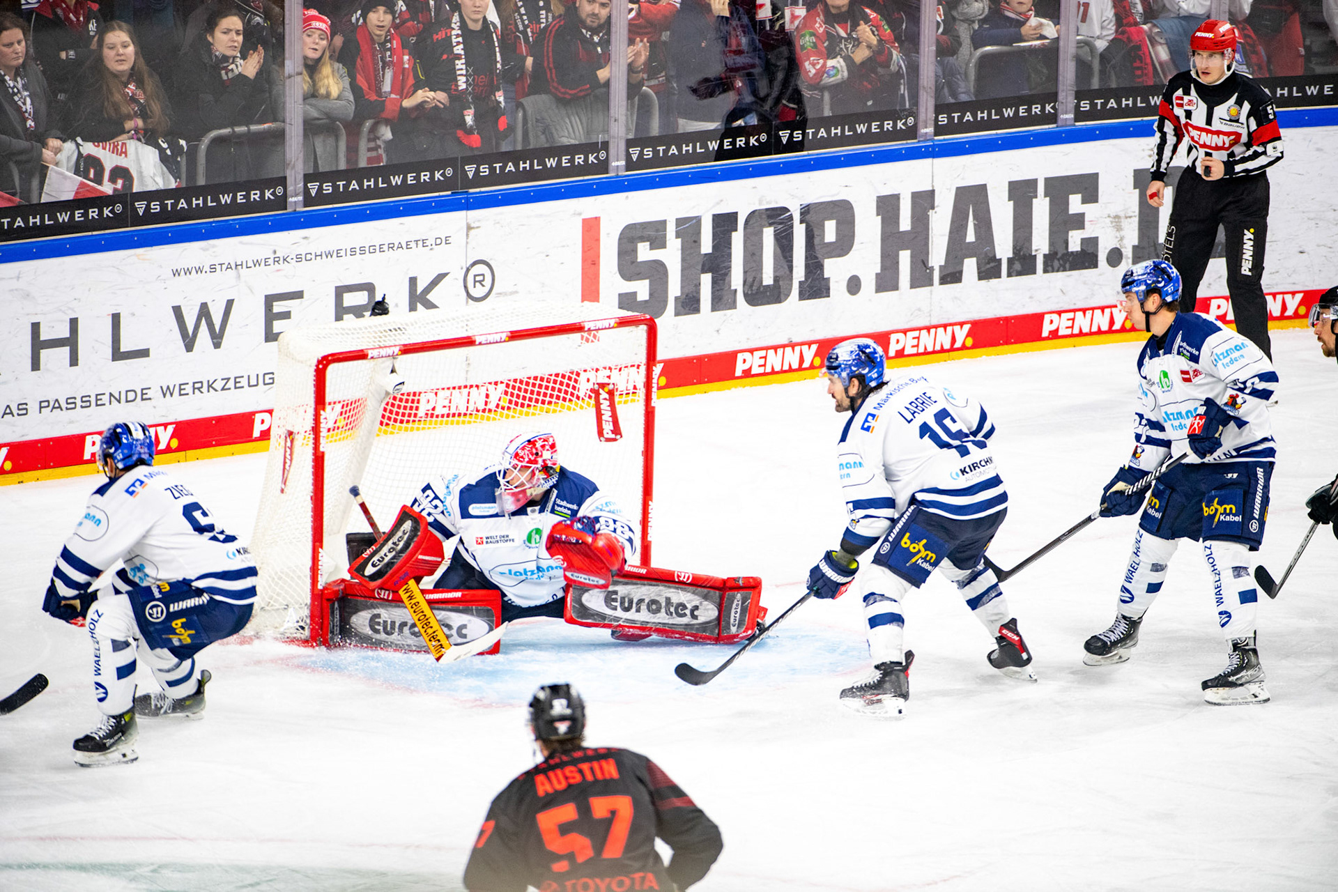 Andreas Jenike verteidigt das gegen die Kölner Haie.; DEL Kölner Haie - Iserlohn Roosters, 02.01.2024