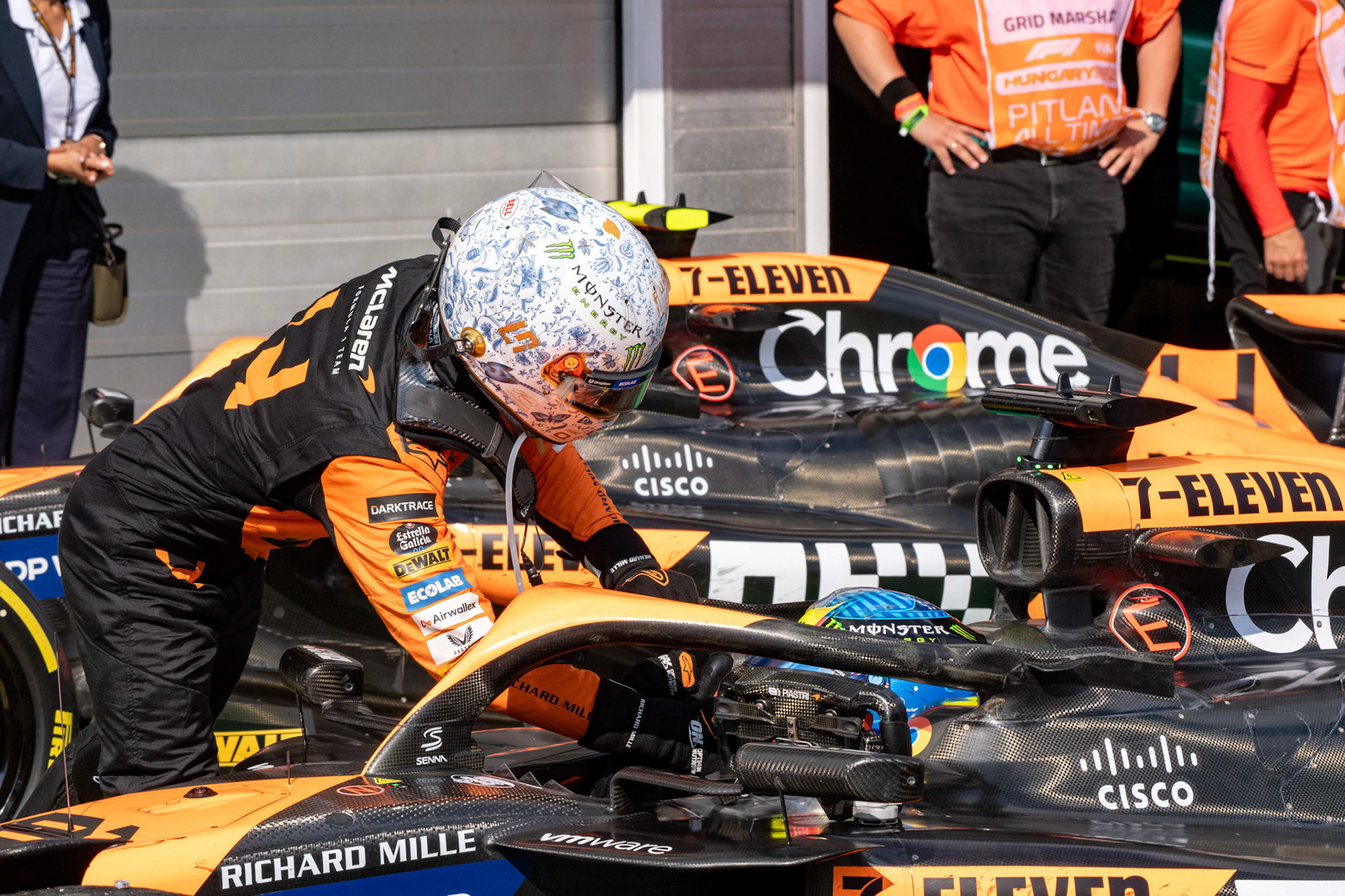 Lando Norris #4, McLaren Formula 1 Team gratuliert Oscar Piastri #81, McLaren Formula 1 Team zum ersten Sieg in der Formel 1;Formel 1 Budapest / Ungarn