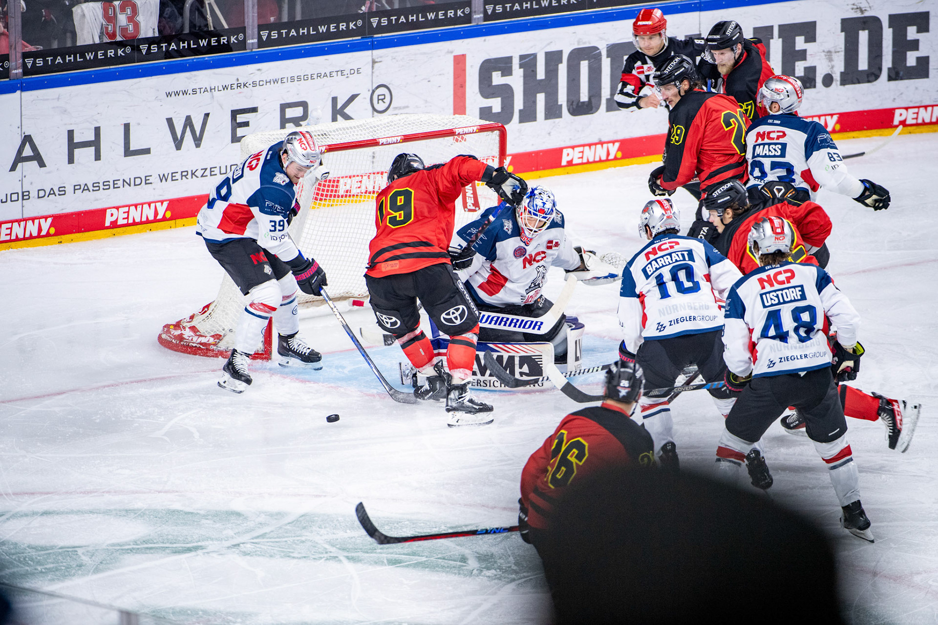 Frederik Storm beim Torschuss; DEL Kölner Haie - Nürnberg Ice Tigers, 17.12.2023