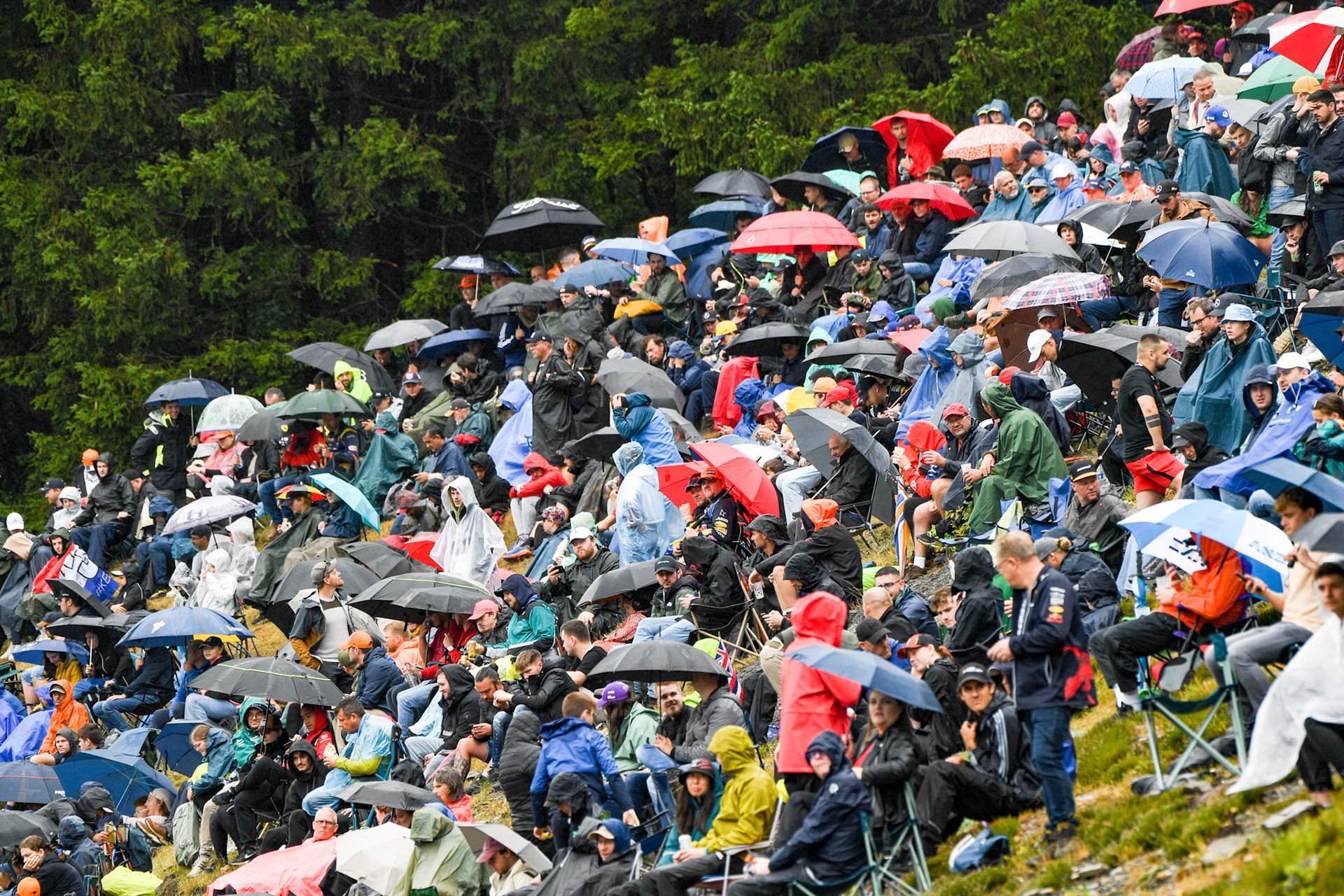 Fans in Spa im Regen; Formel 1 GP Spa Francorchamps/ Belgien. Freitag, 28.07.2023