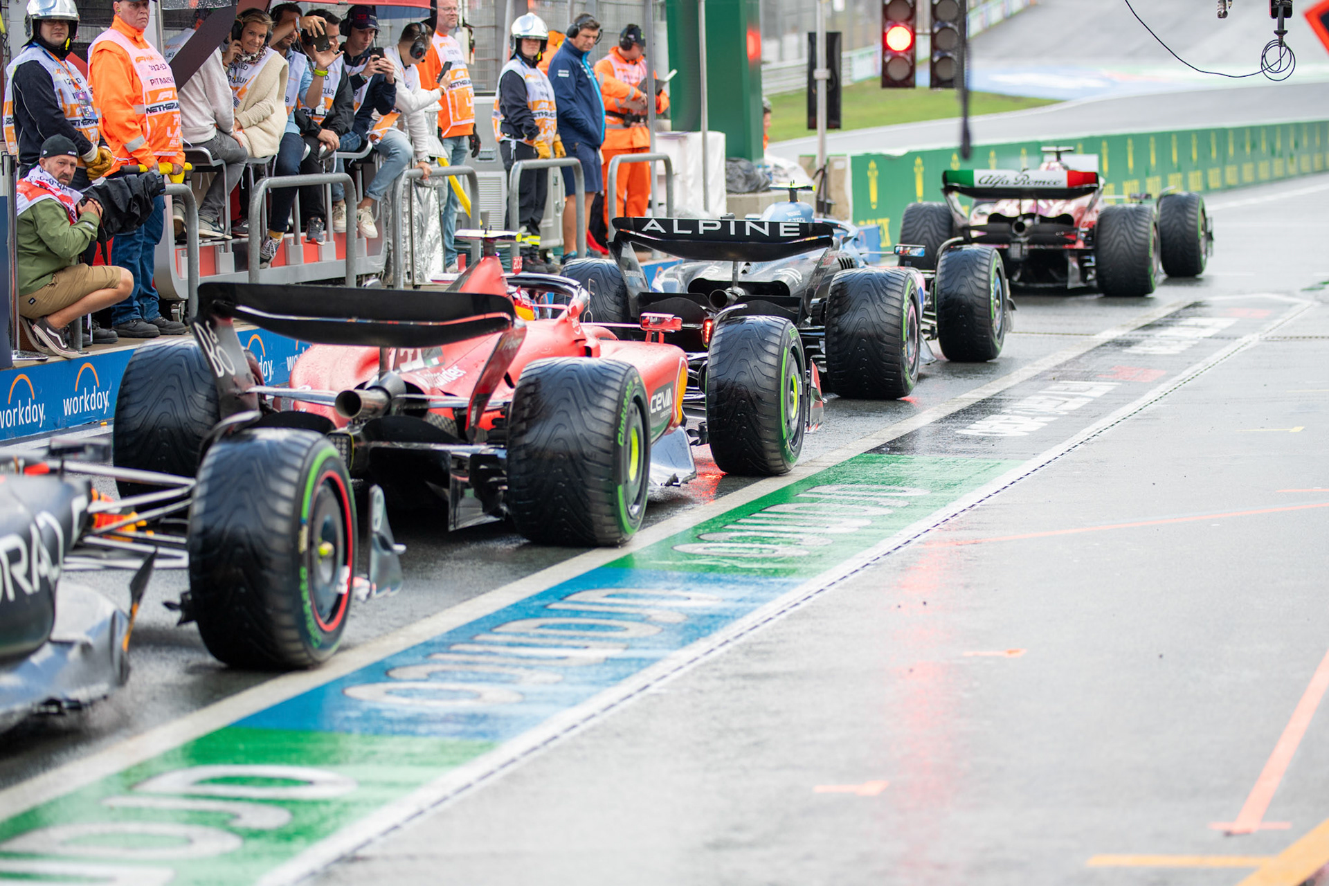 Fahrzeuge in der Boxengasse; Formel 1 GP Holland / Zandvoort. Samstag, 26.08.2023^