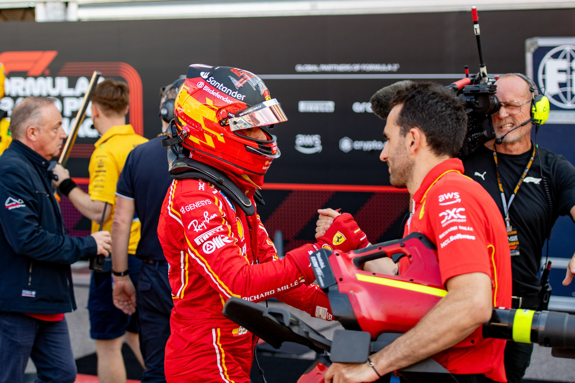Carlos Sainz #55, Scuderia Ferrari wird von einem Teammitglied gratuliert; Formel1 GP Monaco Samstag, 25.05.2024