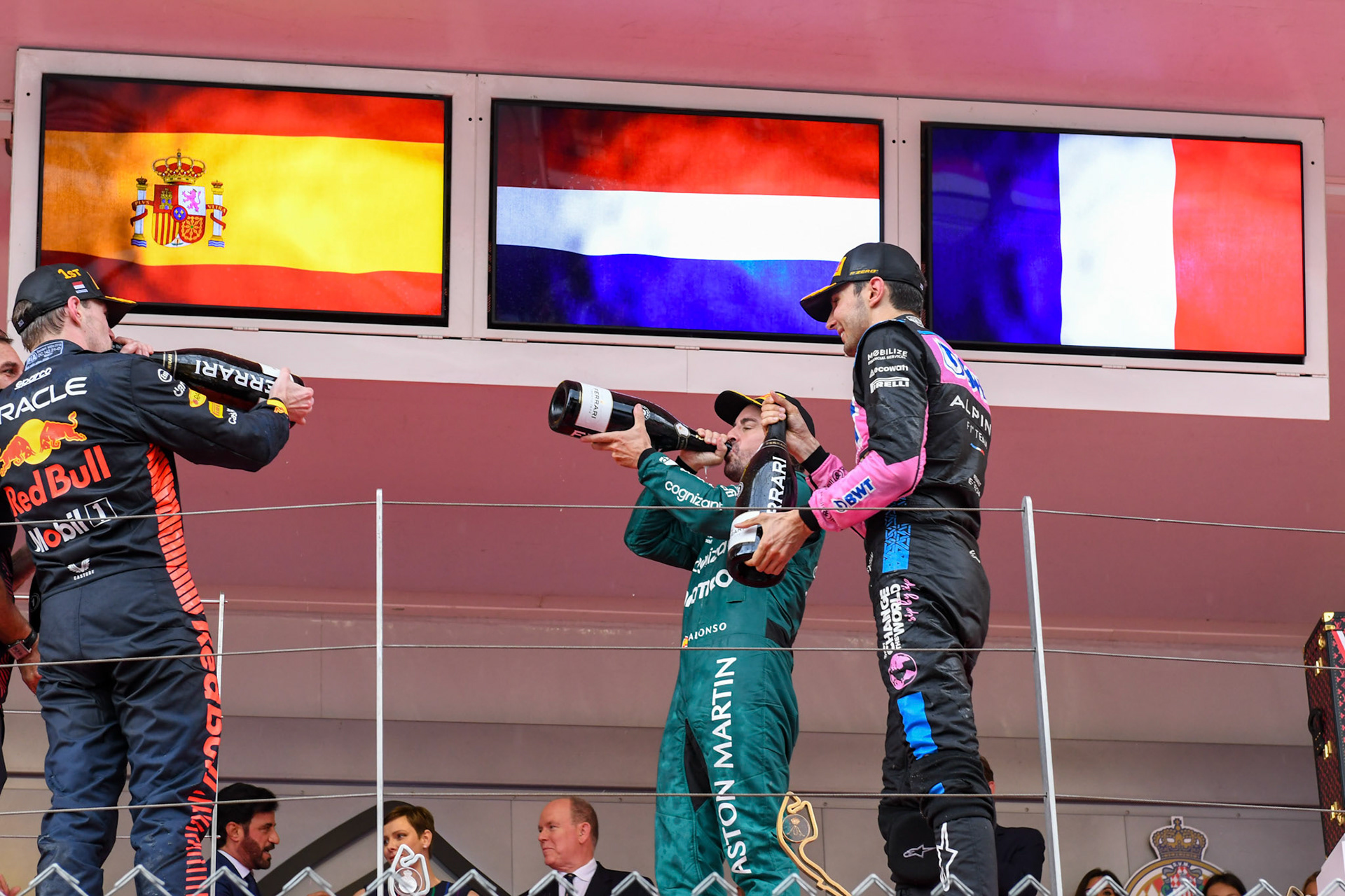 Max Verstappen (NED) Red Bull Racing, Fernando Alonso und Esteban Ocon auf dem Podium; Formel 1 GP Monaco. Sonntag 28.05.2023
