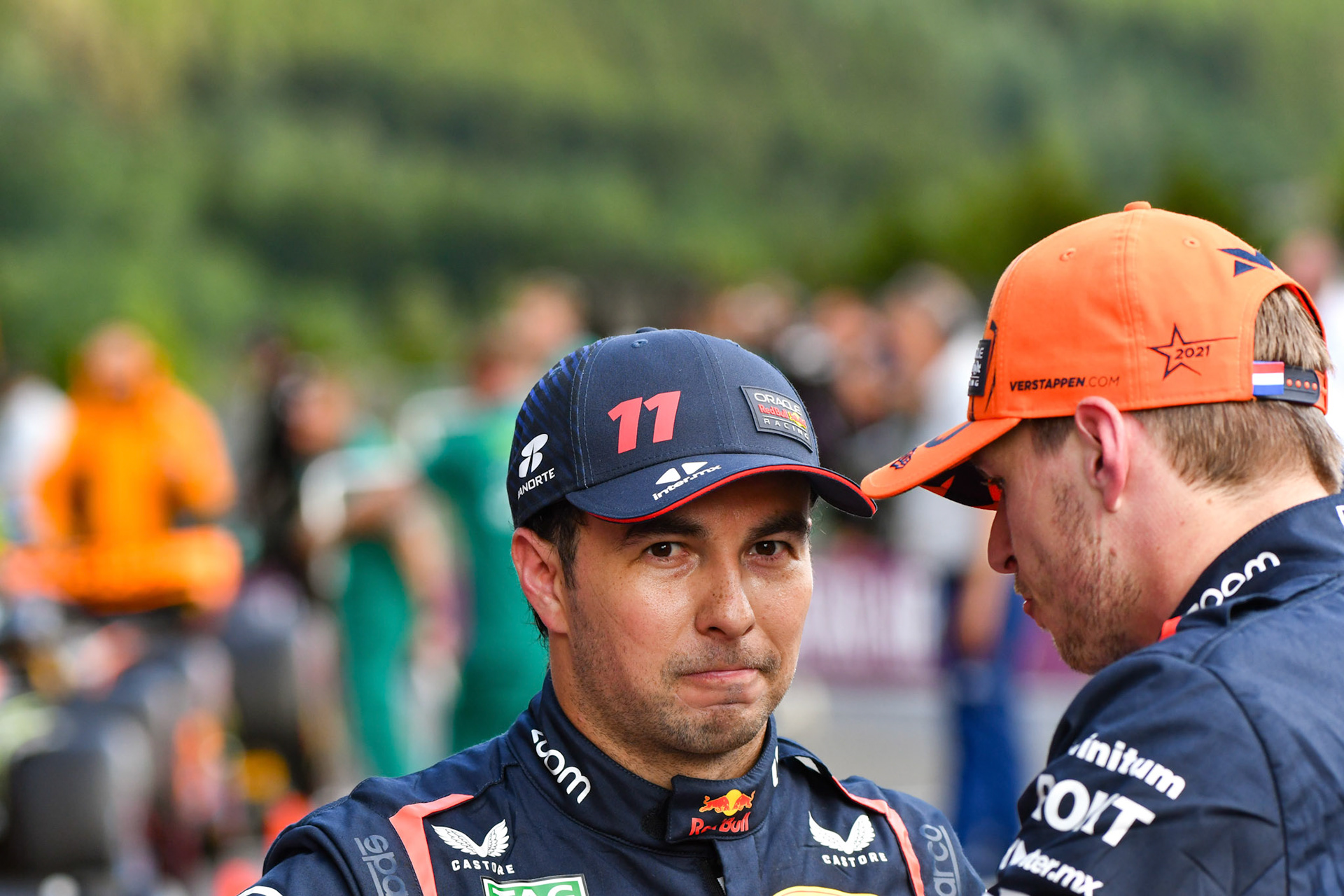 Max Verstappen und Sergio Perez diskutieren miteinander;Formel 1 GP Spa Francorchamps/ Belgien. Freitag, 28.07.2023