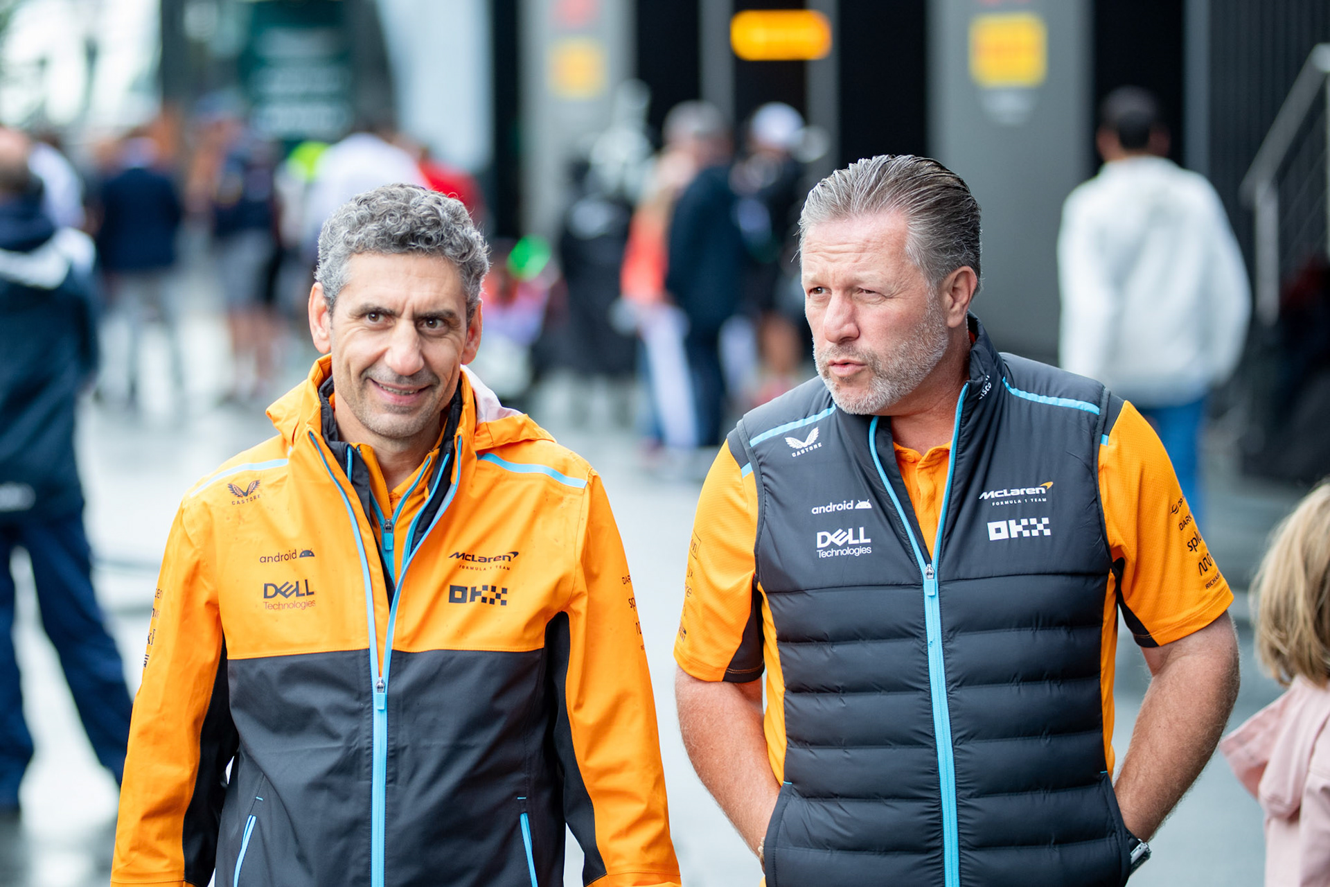 Zak Brown und Andrea Stella, McLaren F1 Team; Formel 1 GP Holland / Zandvoort. Samstag, 26.08.2023