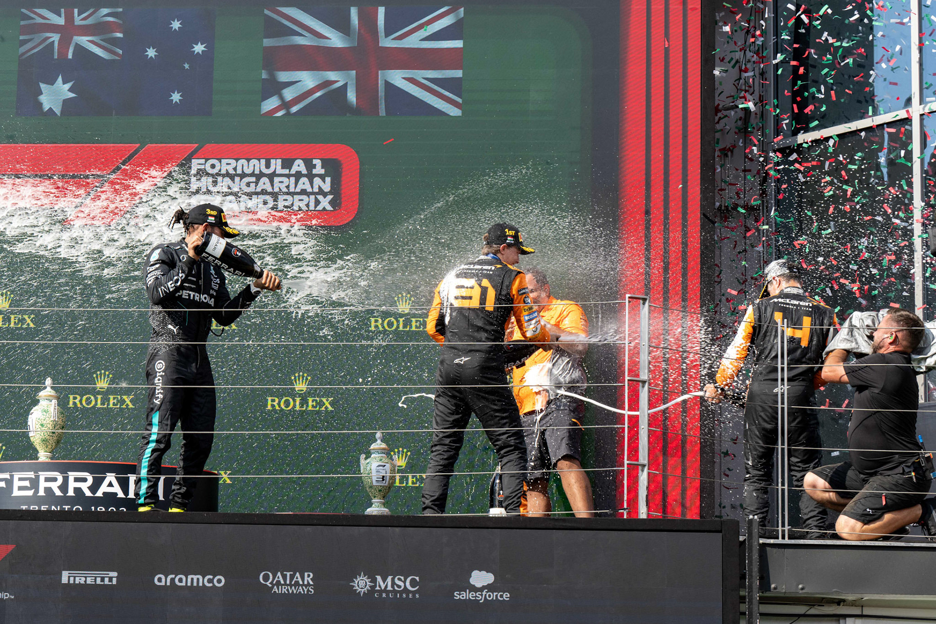 Lewis Hamilton #44, Mercedes-AMG Petronas F1 Team und Oscar Piastri #81, McLaren Formula 1 Team und Lando Norris #4, McLaren Formula 1 Team auf dem Podium.;Formel 1 Budapest / Ungarn