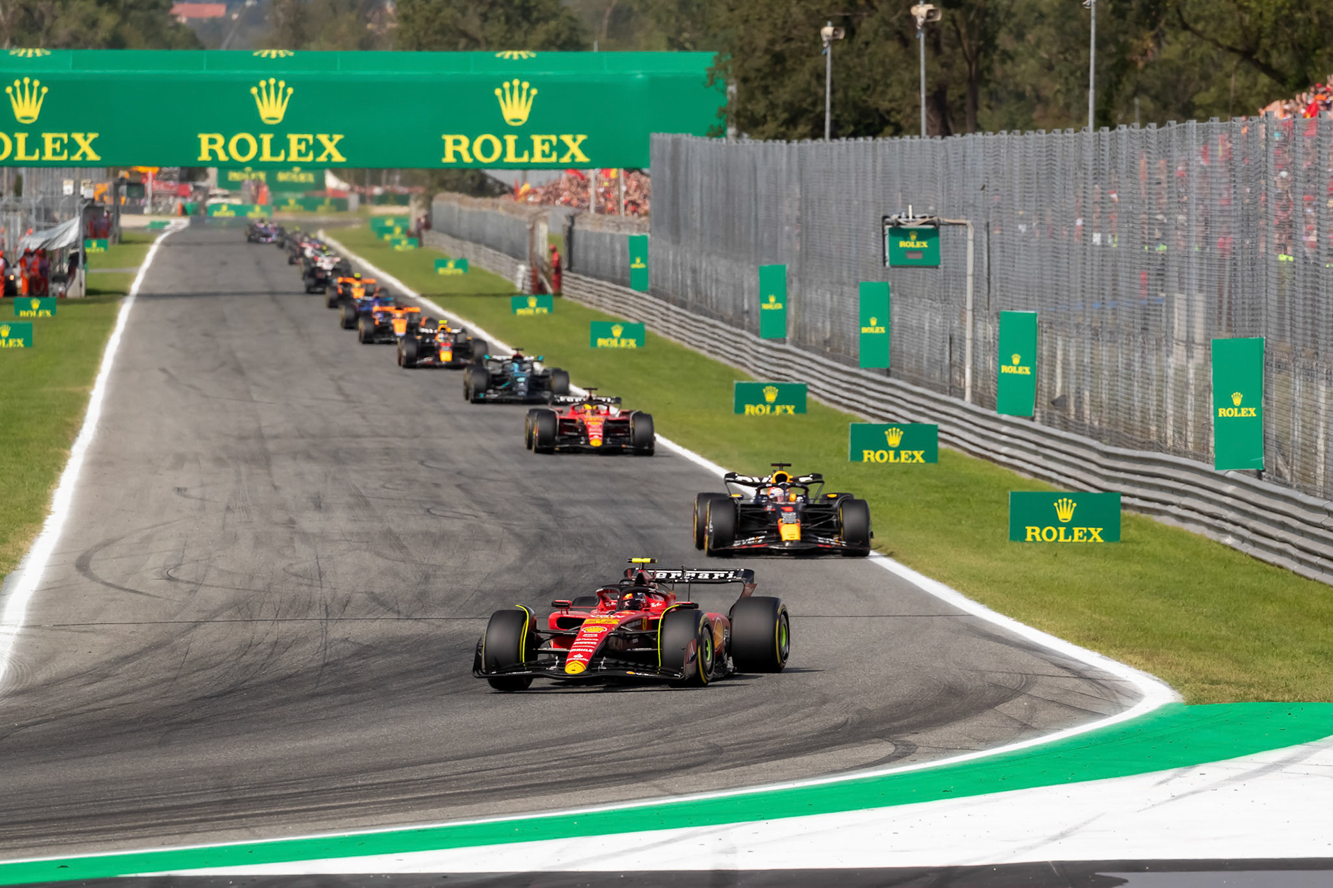 Rennstart, Carlos Sainz fuehrt das Renenn an; Formel 1 GP Italien / Monza. Sonntag, 03.09.2023