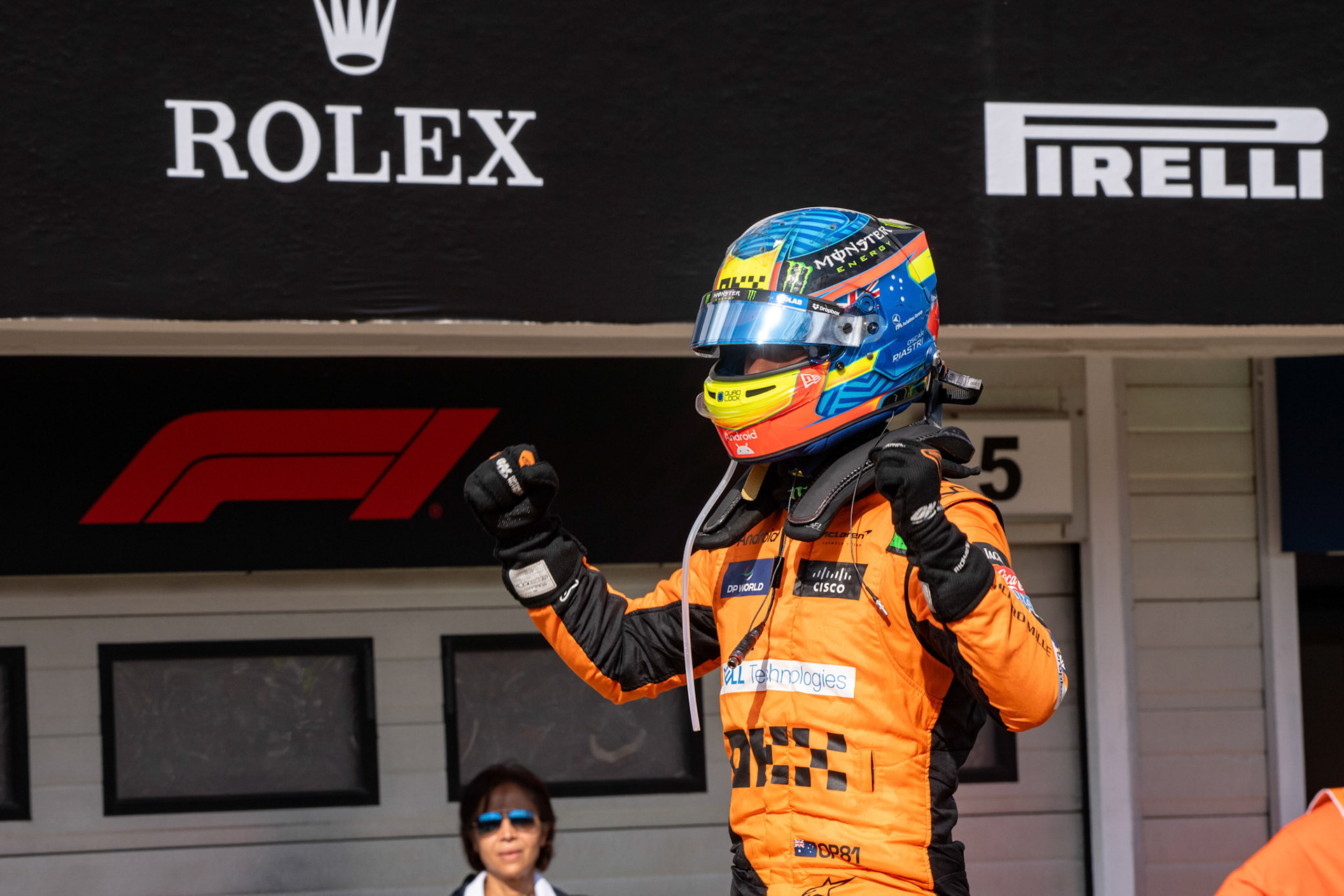 Oscar Piastri #81, McLaren Formula 1 Team beim Siegesjubel;Formel 1 Budapest / Ungarn