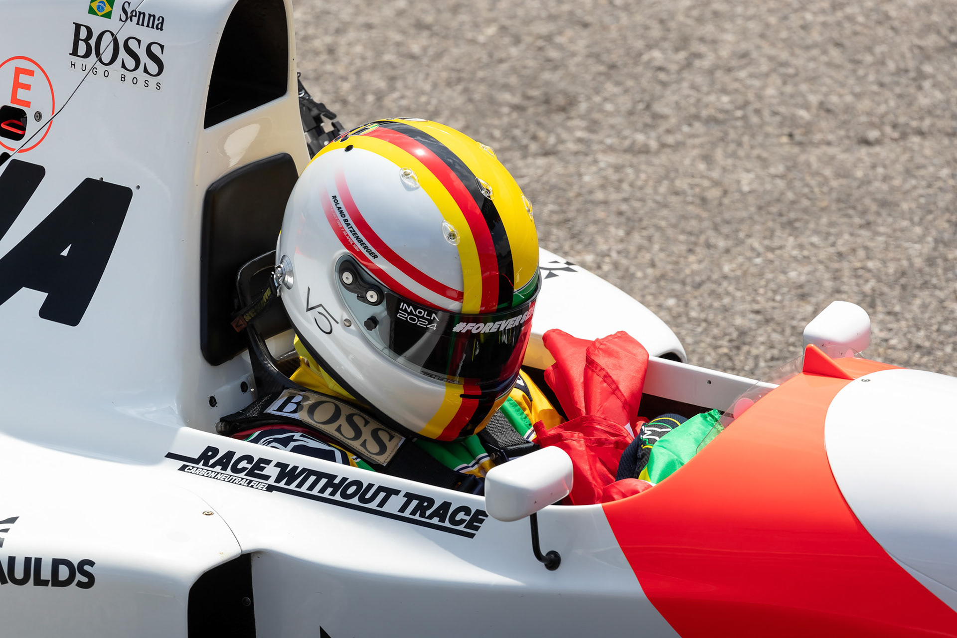 Sebastian Vettel in Ayrton Senna´s McLaren MP4/8 aus dem Jahr 1993; F1 GP Imola / Italien Sonntag, 19.05.2024