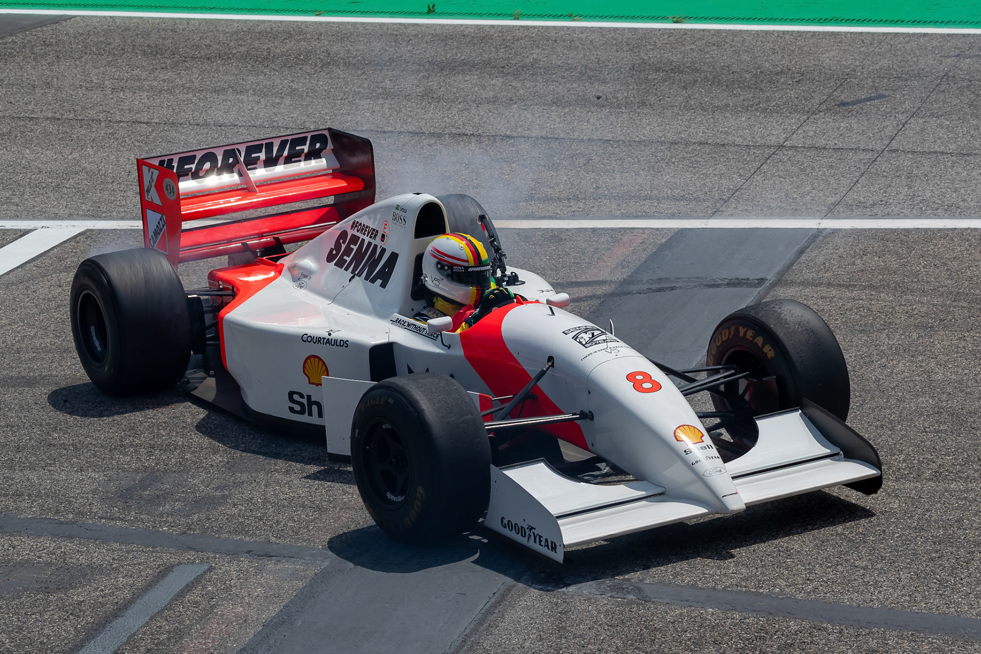 Sebastian Vettel in Ayrton Senna´s McLaren MP4/8 aus dem Jahr 1993; F1 GP Imola / Italien Sonntag, 19.05.2024