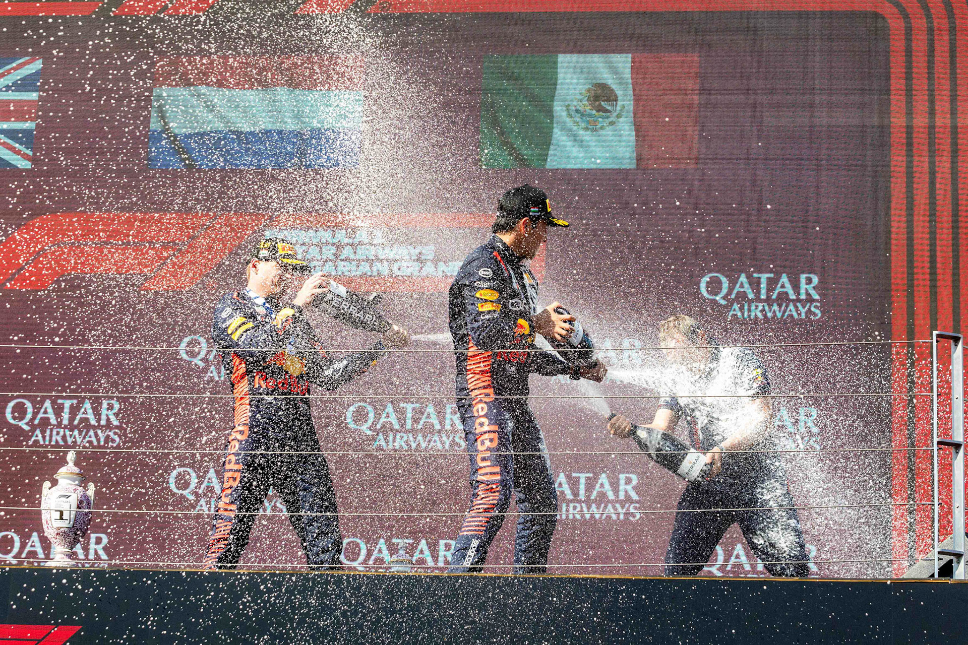 Podium in Budapest mit Max Verstappen, Lando Norris, Sergio Perez und Red Bull Chefingenieur Paul Monaghan; Formel 1 GP Budapest / Ungarn. Sonntag, 23.07.2023