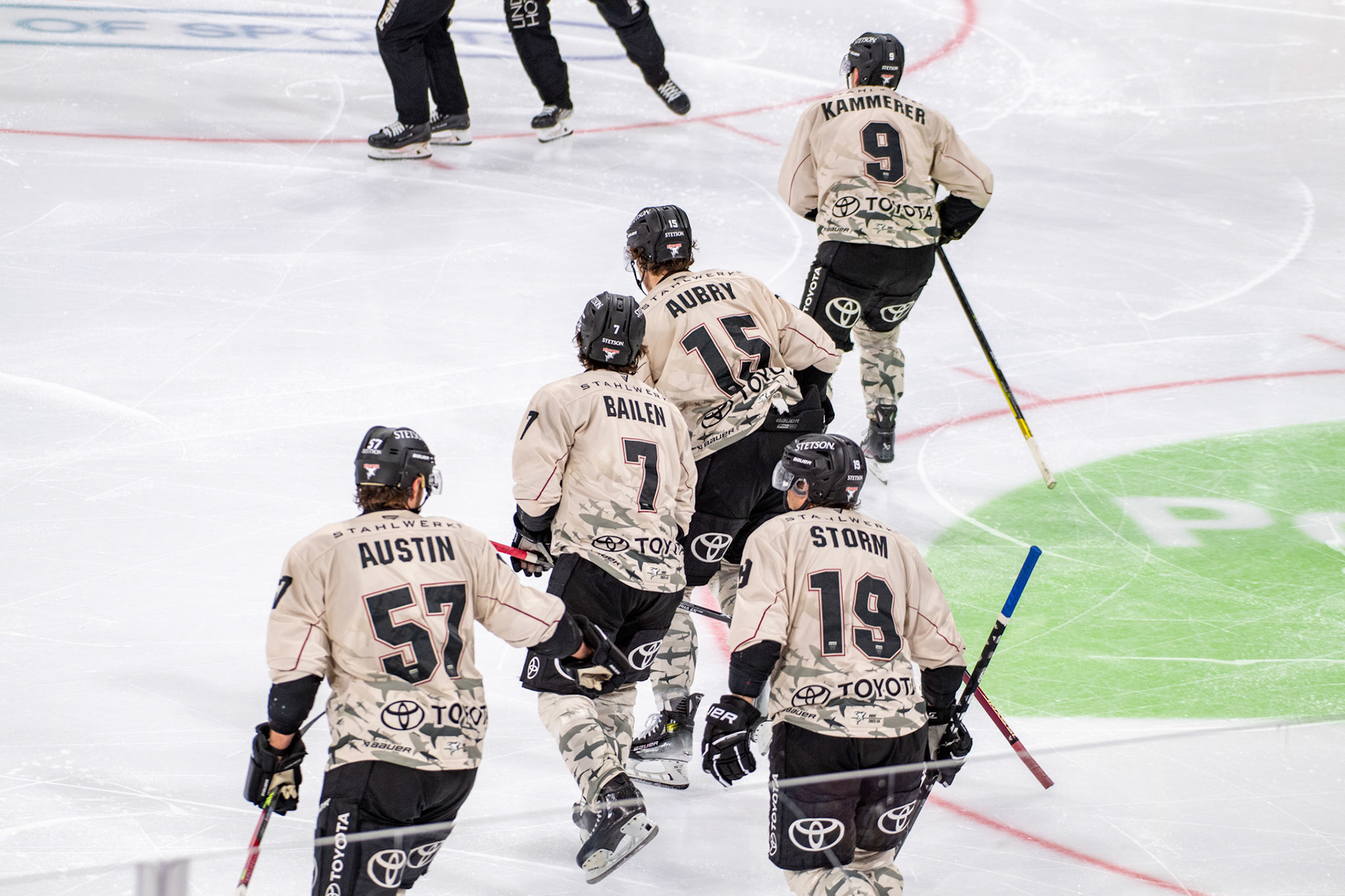 Kölner Haie beim Torjubel; DEL Düsseldorfer EG - Kölner Haie, 25.02.2024