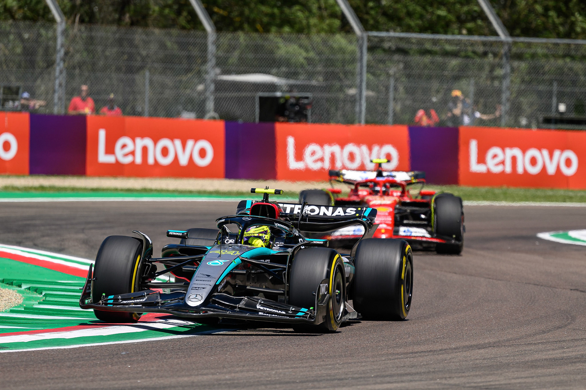 Lewis Hamilton #44, Mercedes-AMG Petronas F1 Team und Carlos Sainz #55, Scuderia Ferrari; F1 GP Imola / Italien Freitag, 17.05.2024