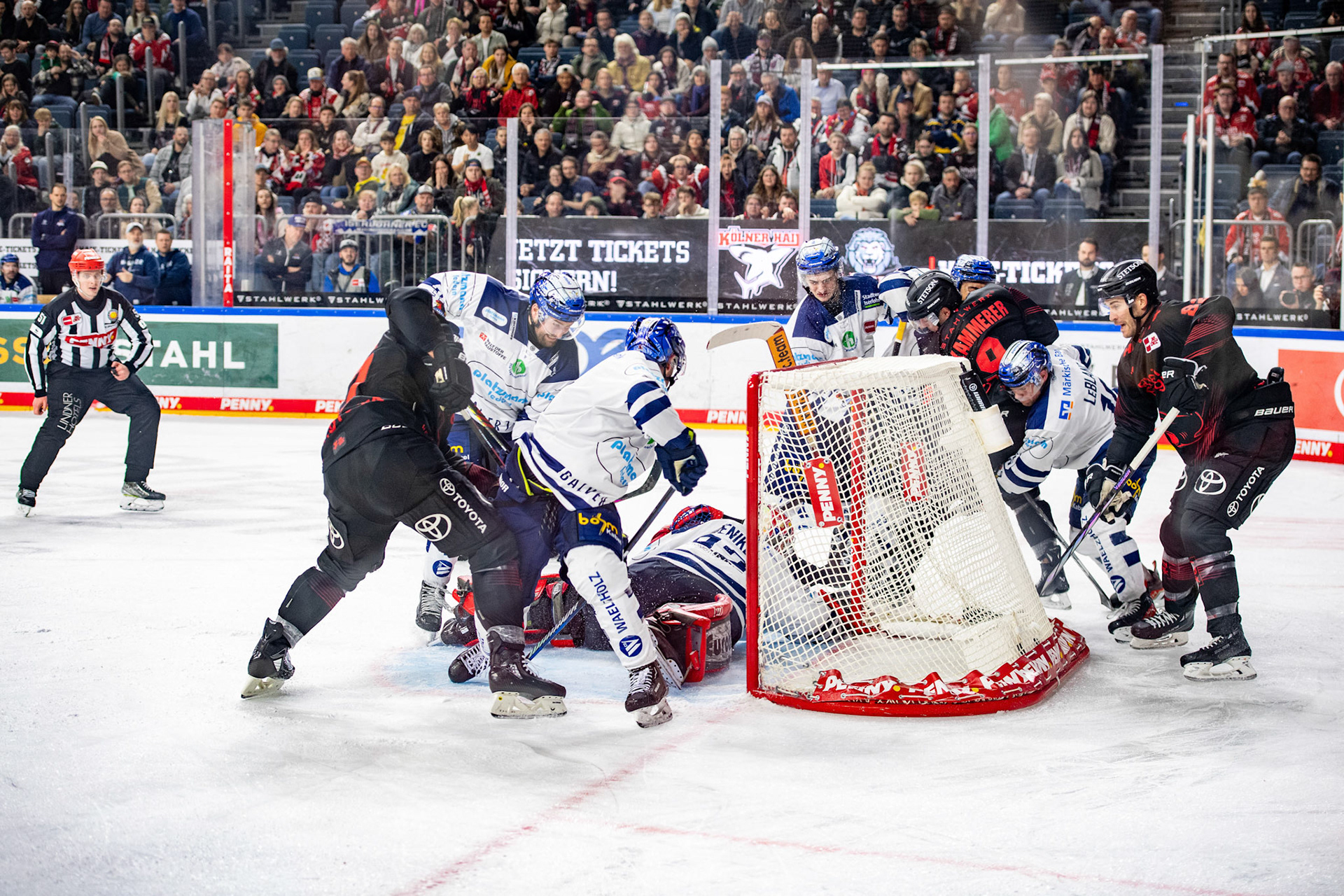 Maximilian Kammerer und Alexandre Grenier scheitern an Andreas Jenike; DEL Kölner Haie - Iserlohn Roosters, 13.02.2024