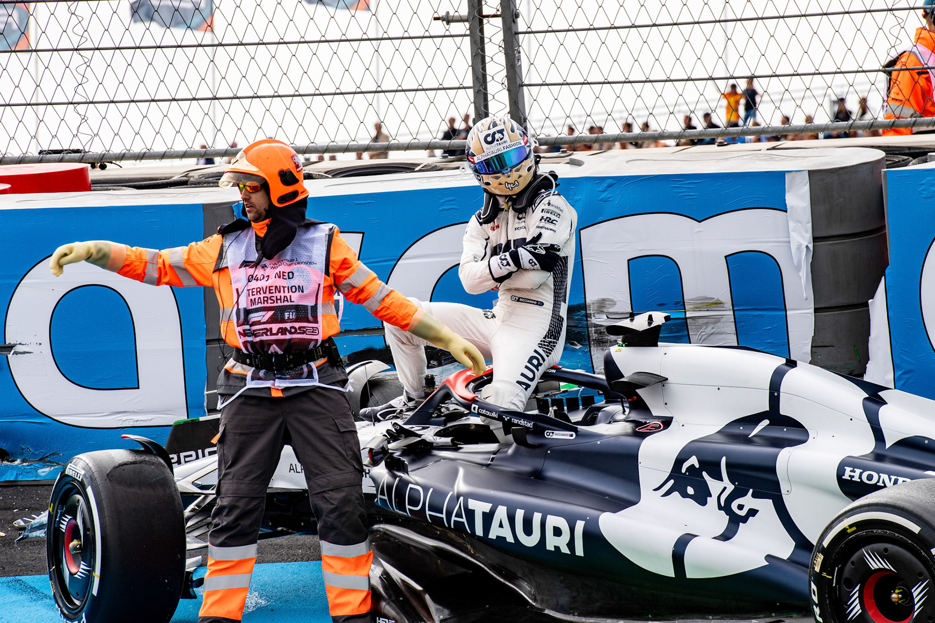 Unfall zwischen Daniel Ricciardo und Oscar Piastri in FP2; Formel 1 GP Holland / Zandvoort. Freitag, 25.08.2023