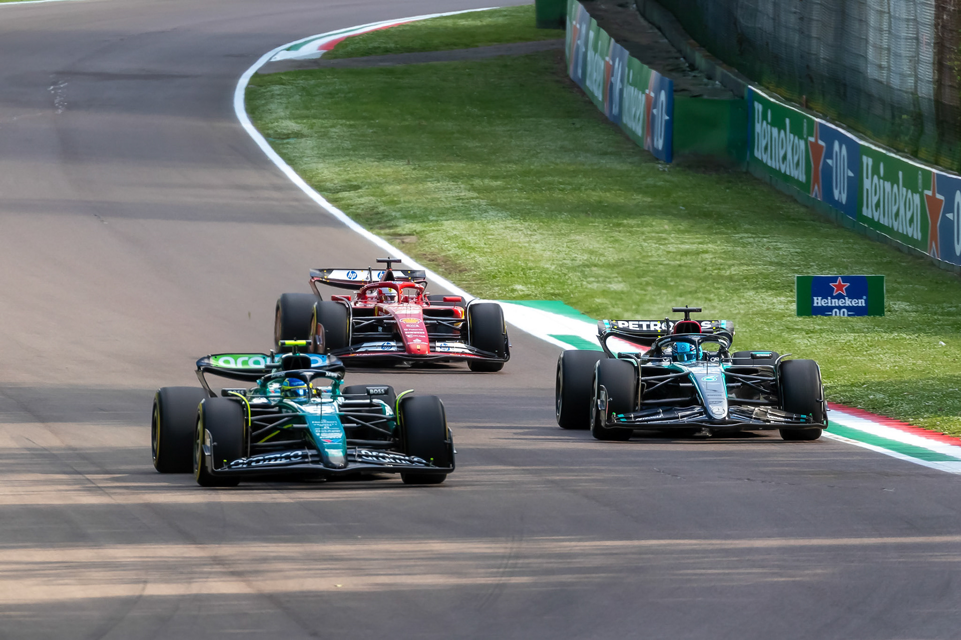 Fernando Alonso #14, Aston Martin Aramco F1 Team und Charles Leclerc #16, Scuderia Ferrari und George Russell #63, Mercedes-AMG Petronas F1 Team; F1 GP Imola / Italien Freitag, 17.05.2024