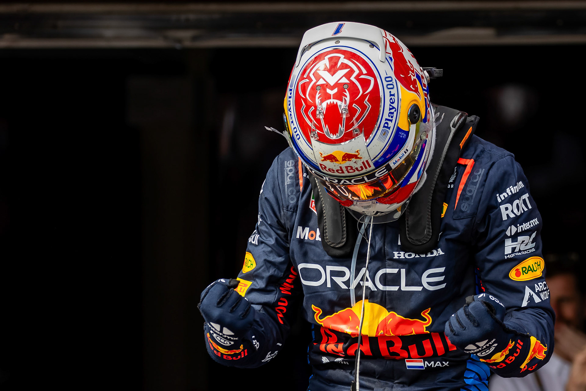 Max Verstappen #1, Oracle Red Bull Racing bejubelt seinen Sieg in Imola; F1 GP Imola / Italien Sonntag, 19.05.2024