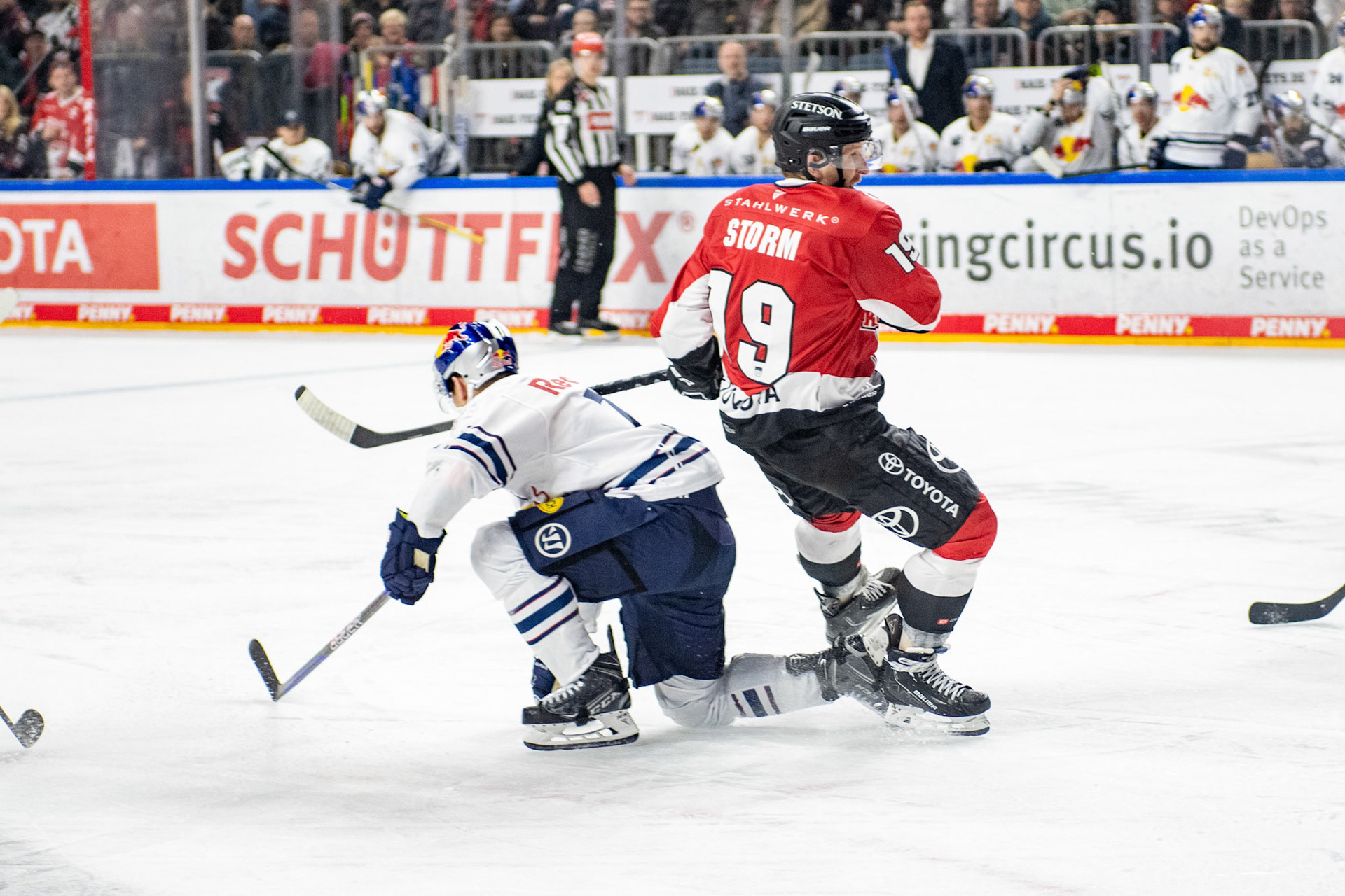 Frederik Storm im Zweikampf; DEL Kölner Haie - EHC Red Bull München, 27.10.2023