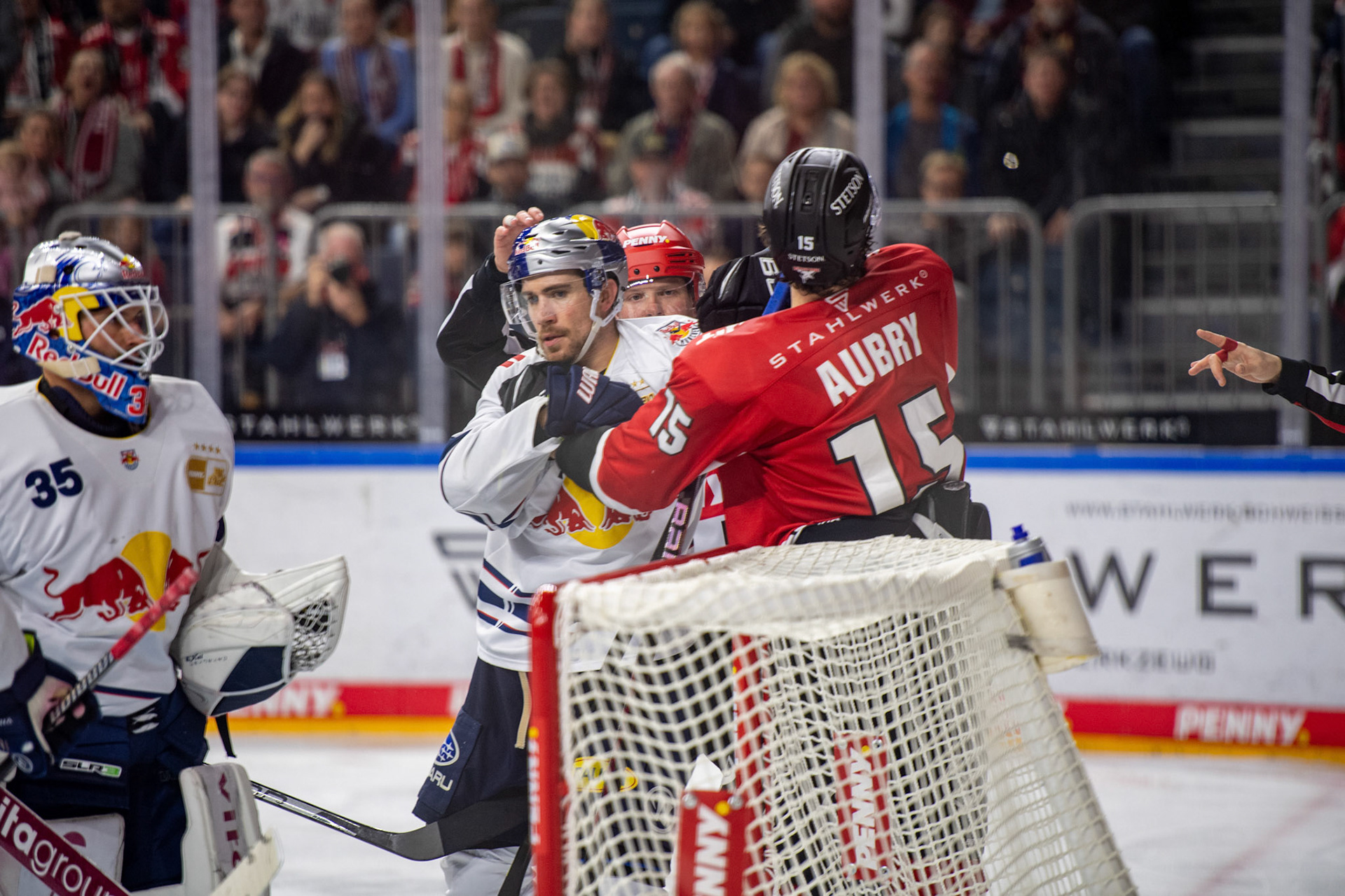 Louis Marc Aubry im Kampf; DEL Kölner Haie - EHC Red Bull München, 27.10.2023