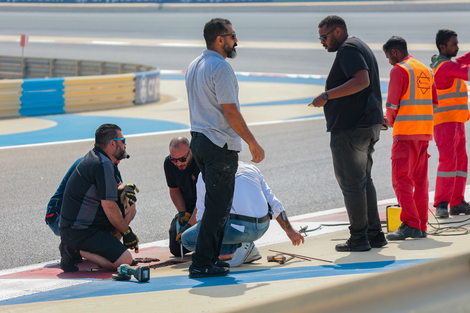 Streckenreparatur in Bahrain; Formel 1 Pre-Season Tests Bahrain. Freitag, 23.02.2024