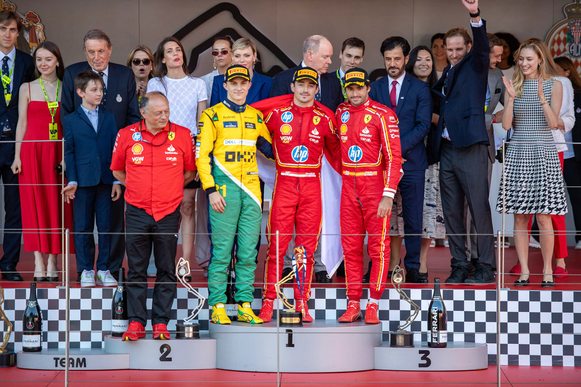 Frederic Vasseur, Teamchef Scuderia Ferrari und Charles Leclerc #16, Scuderia Ferrari und Carlos Sainz #55, Scuderia Ferrari und Oscar Piastri #81, McLaren Formula 1 Team auf dem Podium; Formel1 GP Monaco Sonntag, 26.05.2024
