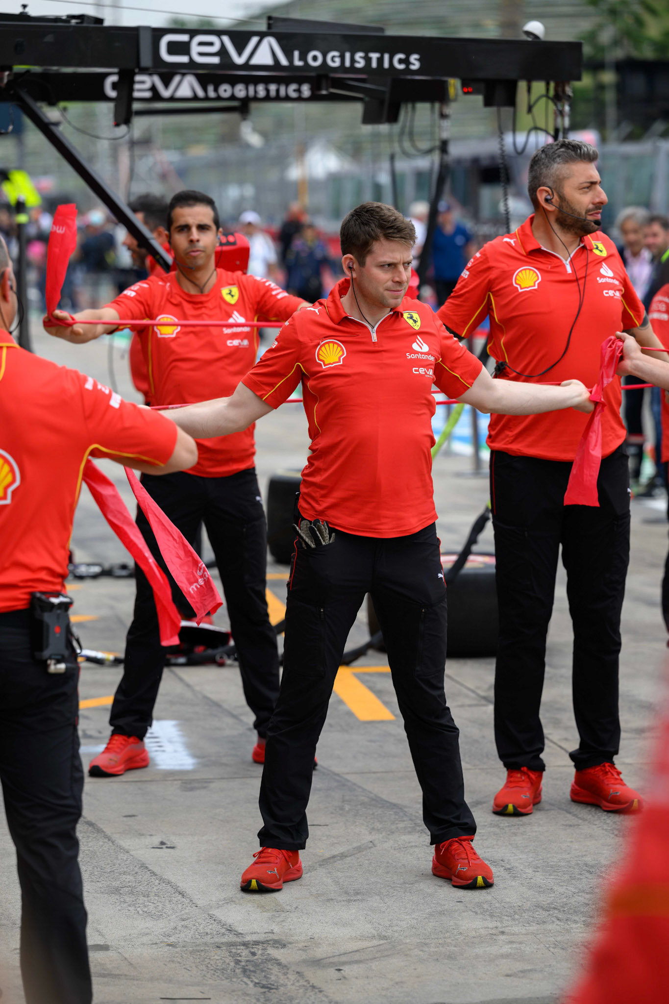 Die Mitarbeiter der Scuderia Ferrari machen sich warm; F1 GP Imola / Italien Donnerstag, 16.05.2024